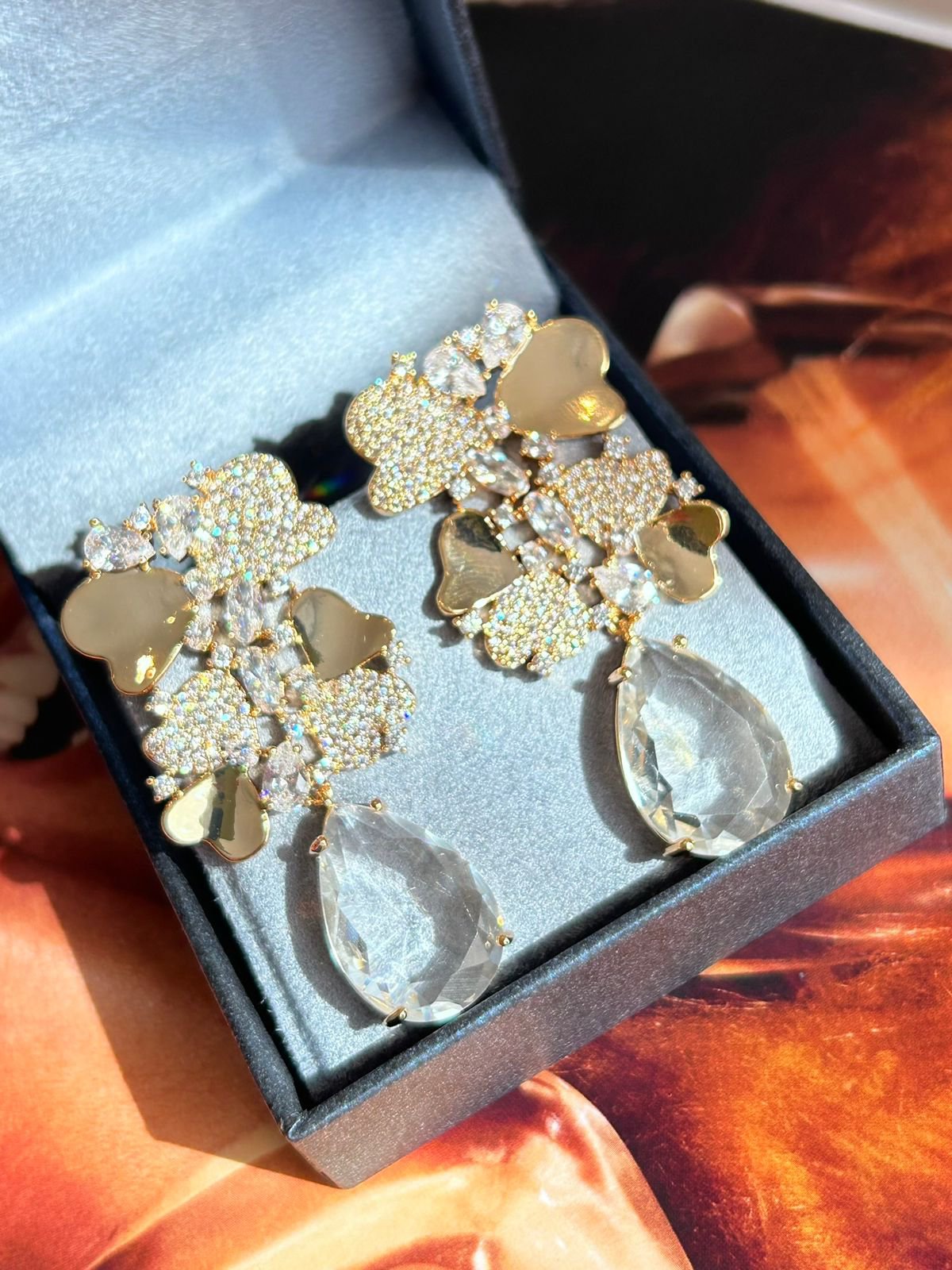 Conjunto Brinco e Anel Detalhes Corações Dourados