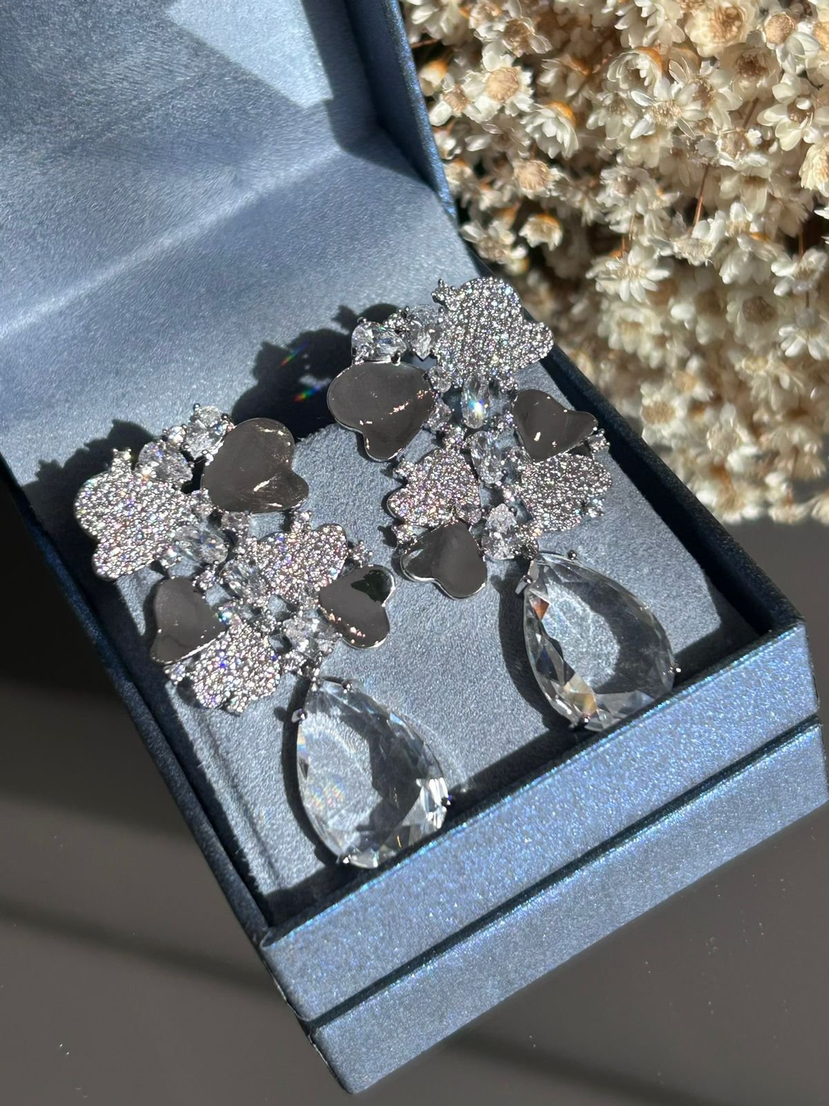 Conjunto Brinco e Anel Detalhes Corações Prateados