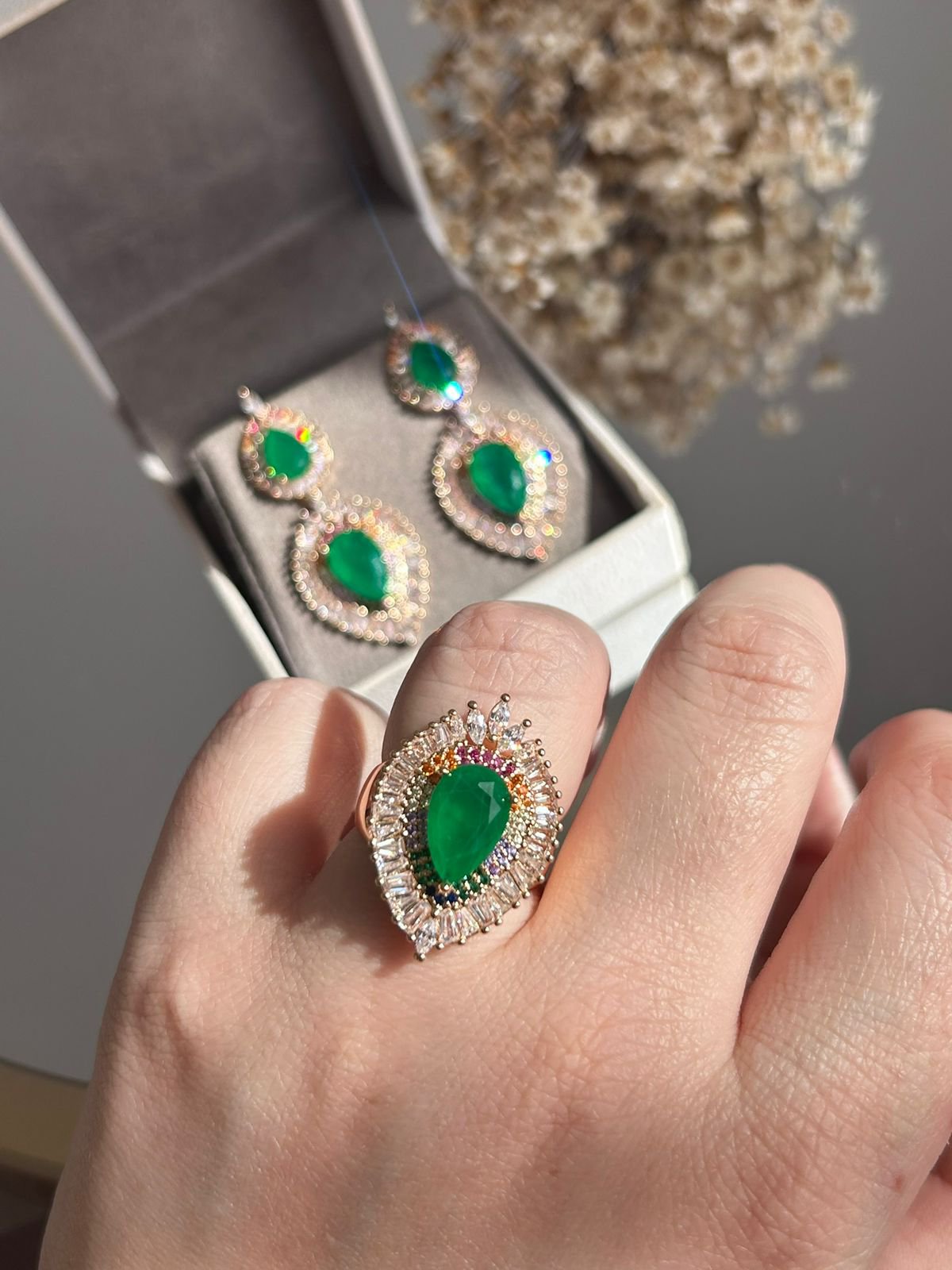 Conjunto de Brinco e Anel Verde Esmeralda Cravação Colorida