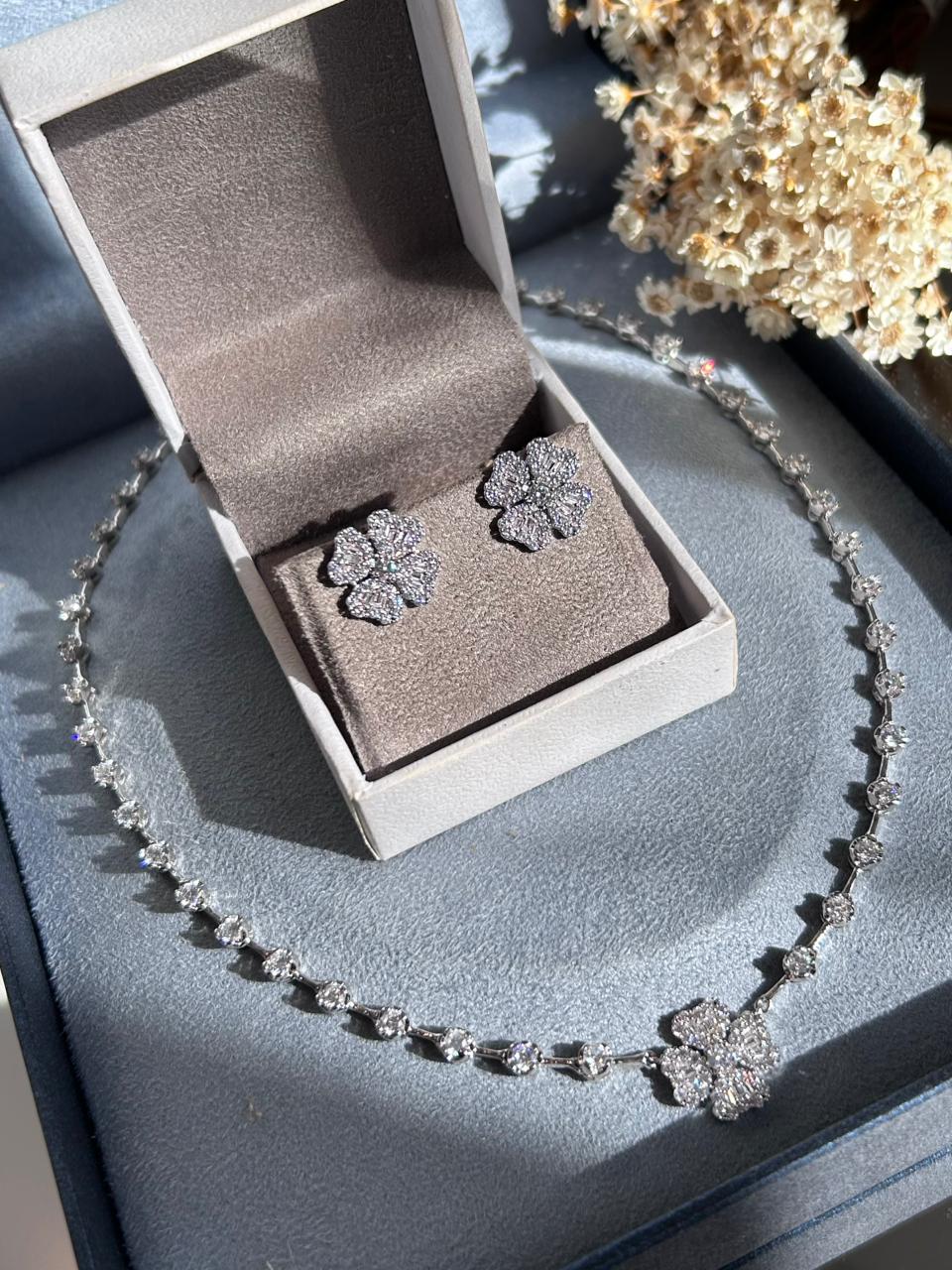 Brinco e Colar Riviera Trevo Prateado