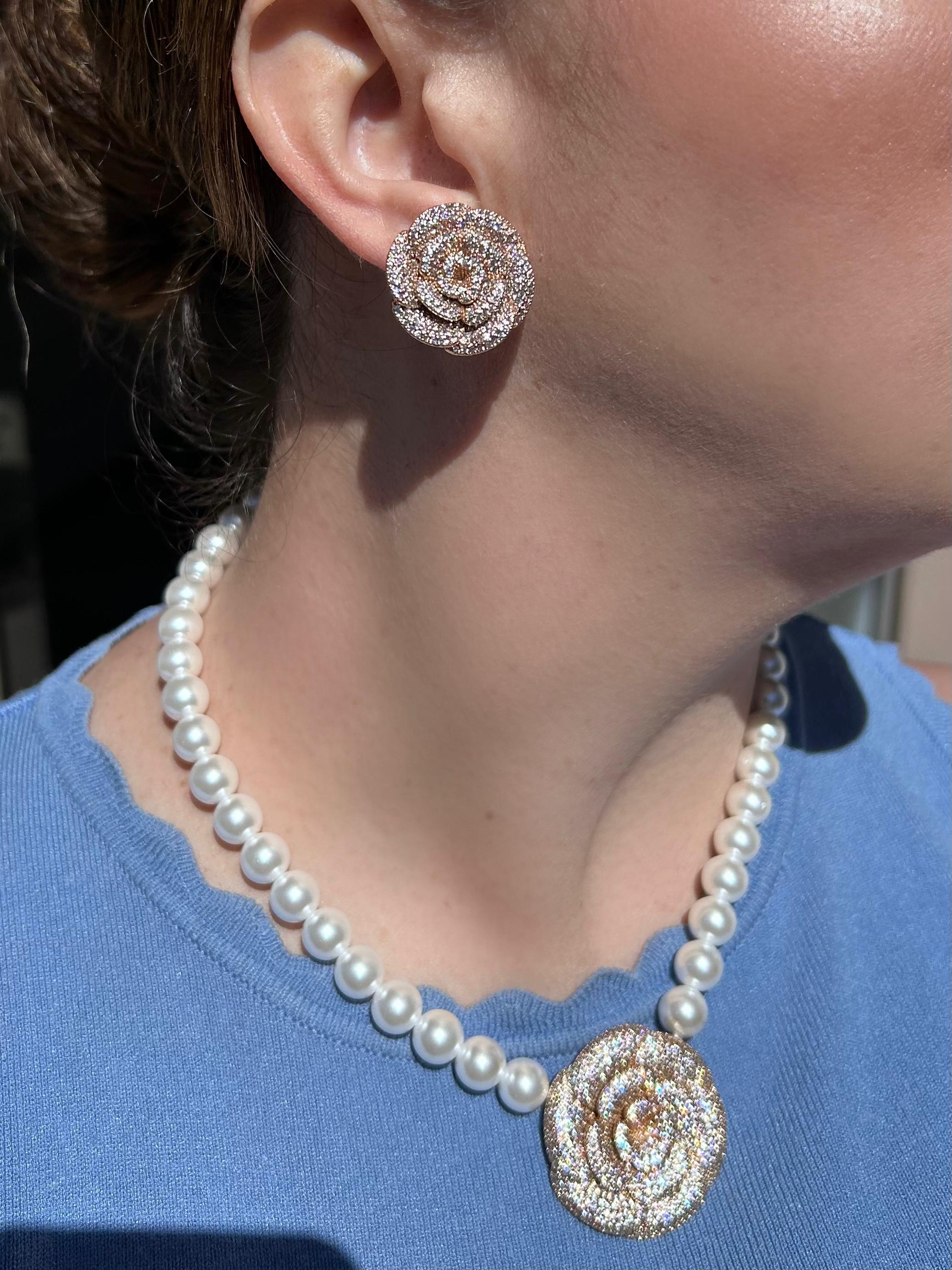 Conjunto Brinco e Colar Camélia Pérola Shell