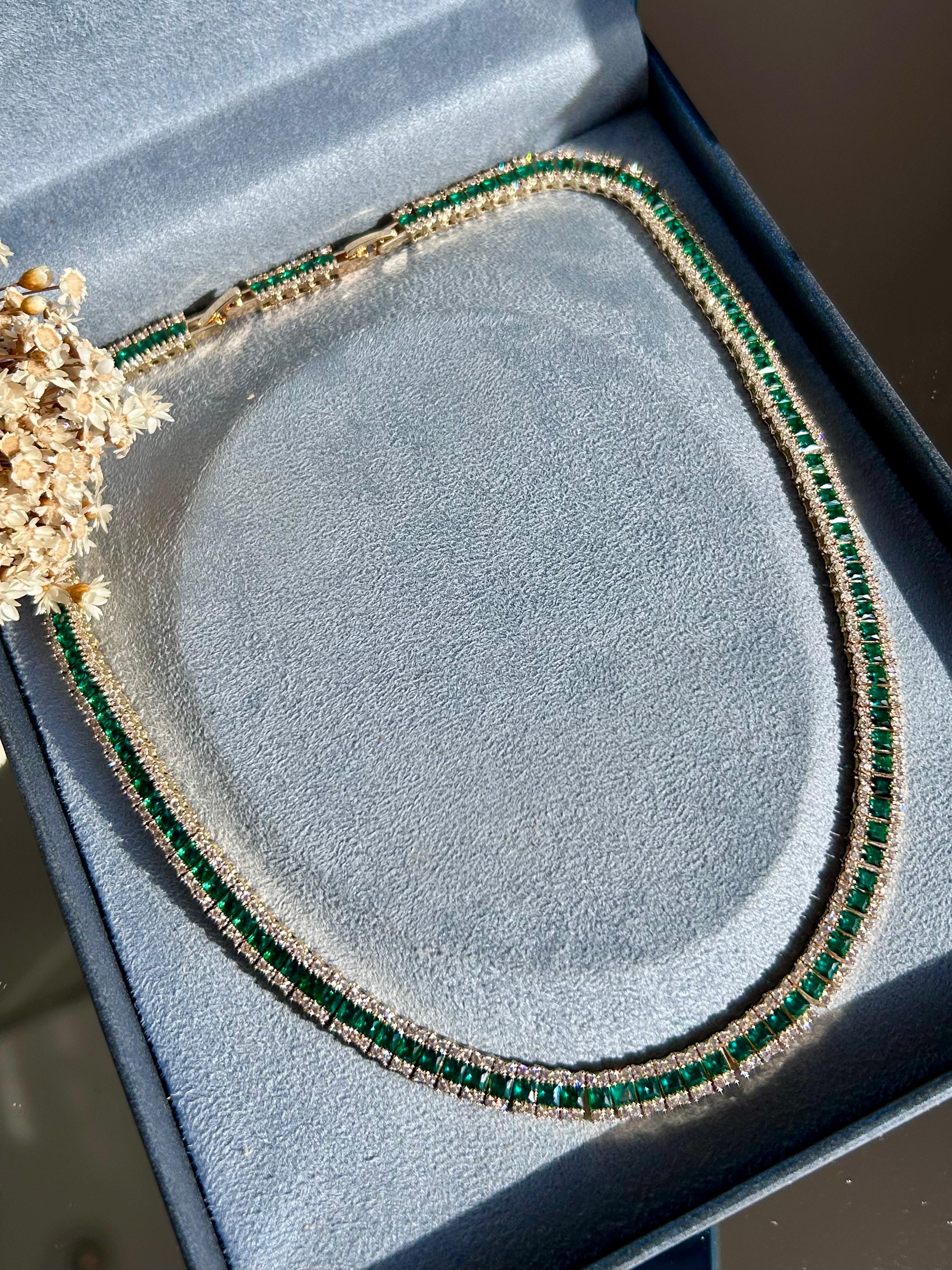 Colar Rivira Três Fileiras Baguetada Verde Esmeralda