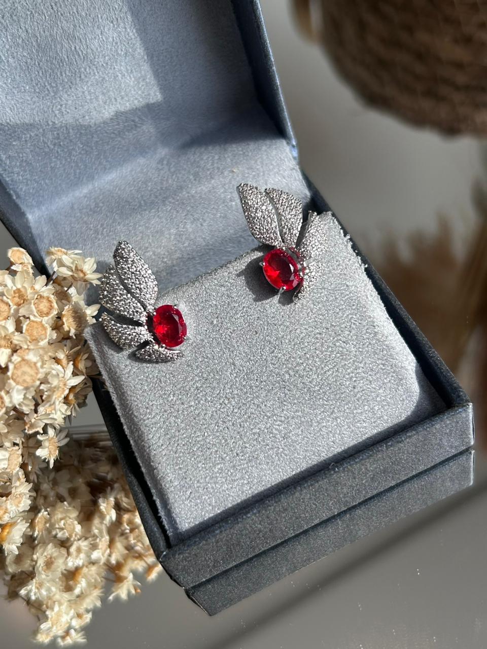 Brinco EarCuff Asa Rubi