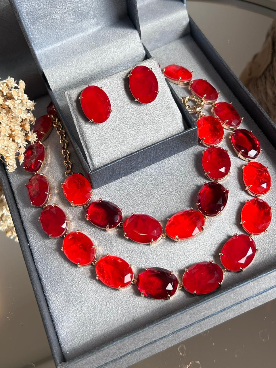Conjunto Brinco, Colar e Pulseira Pedras Ovais Rubi