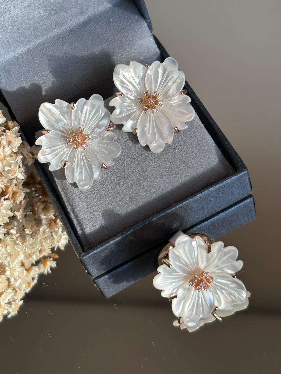 Conjunto Brinco e Anel Flor Madrepérola
