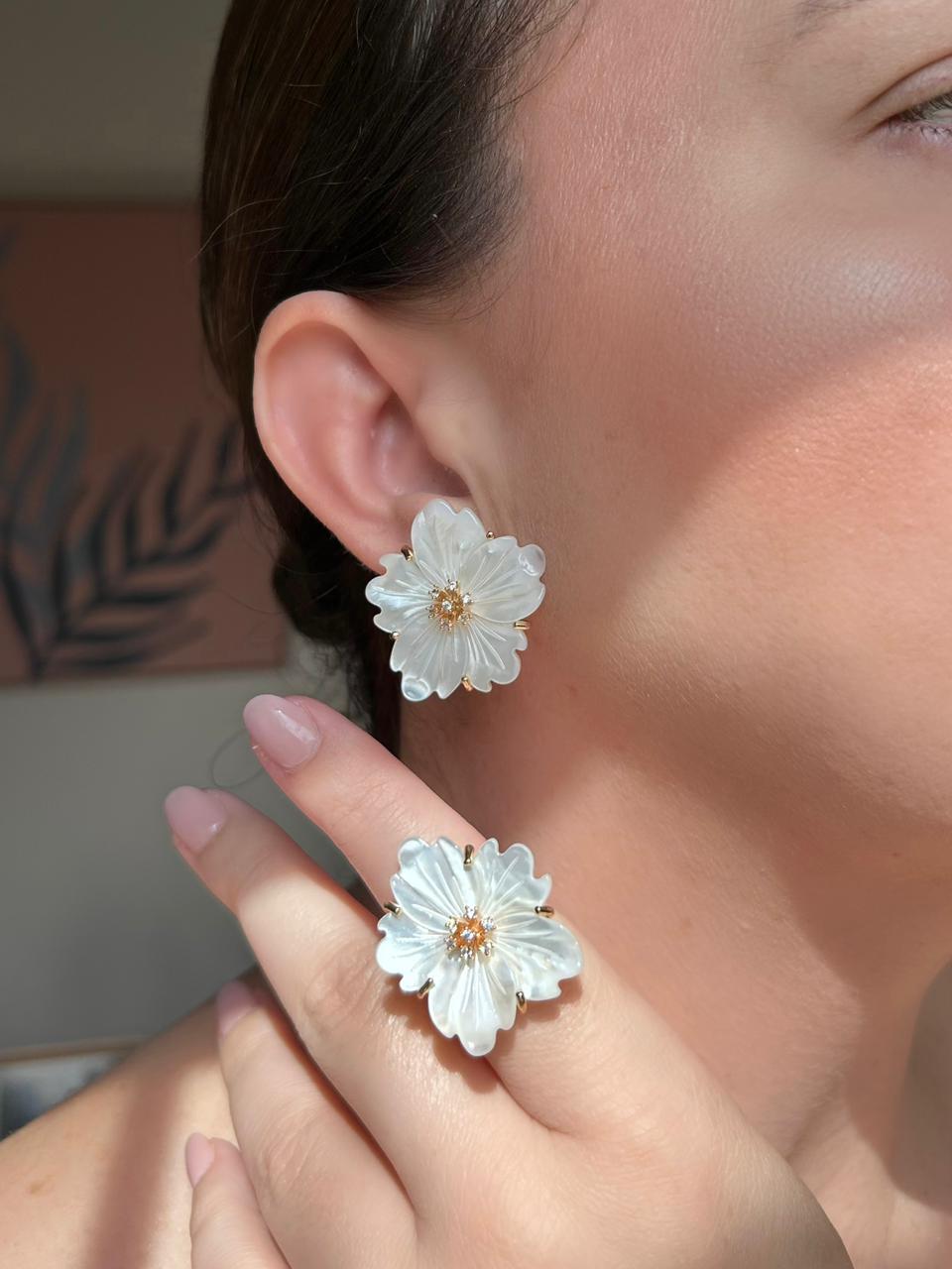 Conjunto Brinco e Anel Flor Madrepérola