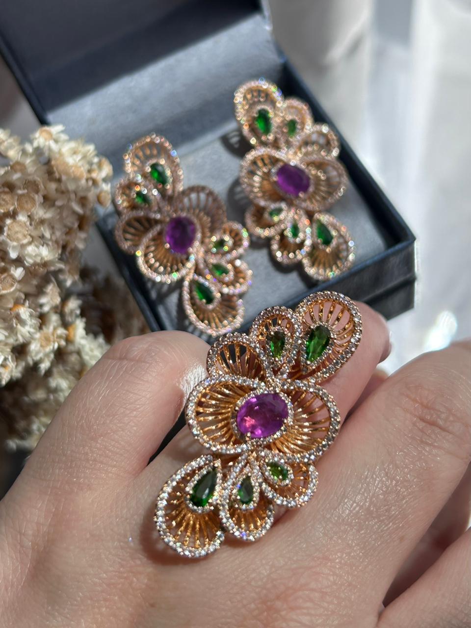 Conjunto Brinco e Anel Camadas Fucsia com Verde Emeralda