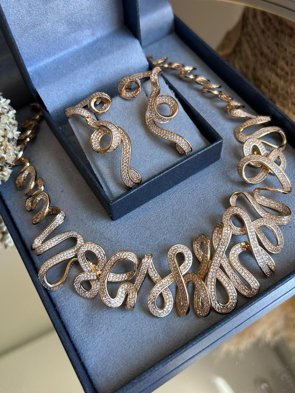 Conjunto Brinco e Colar Magnific Dourado