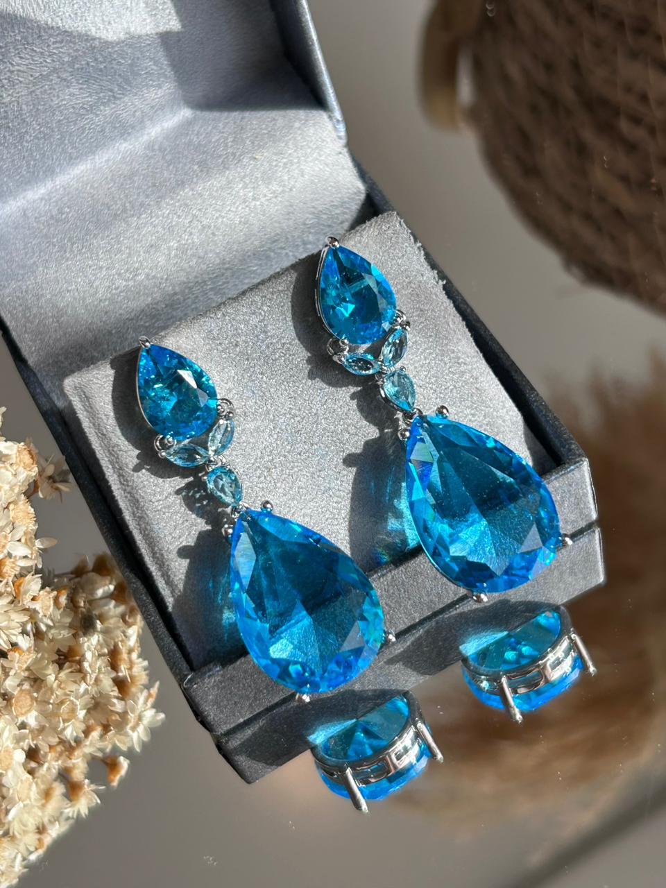 Brinco Duas Gotas Detalhada Água Marinha/Azul