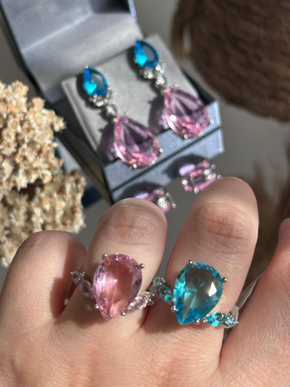 Brinco Duas Gotas Detalhada Água Marinha/Azul e Rosa