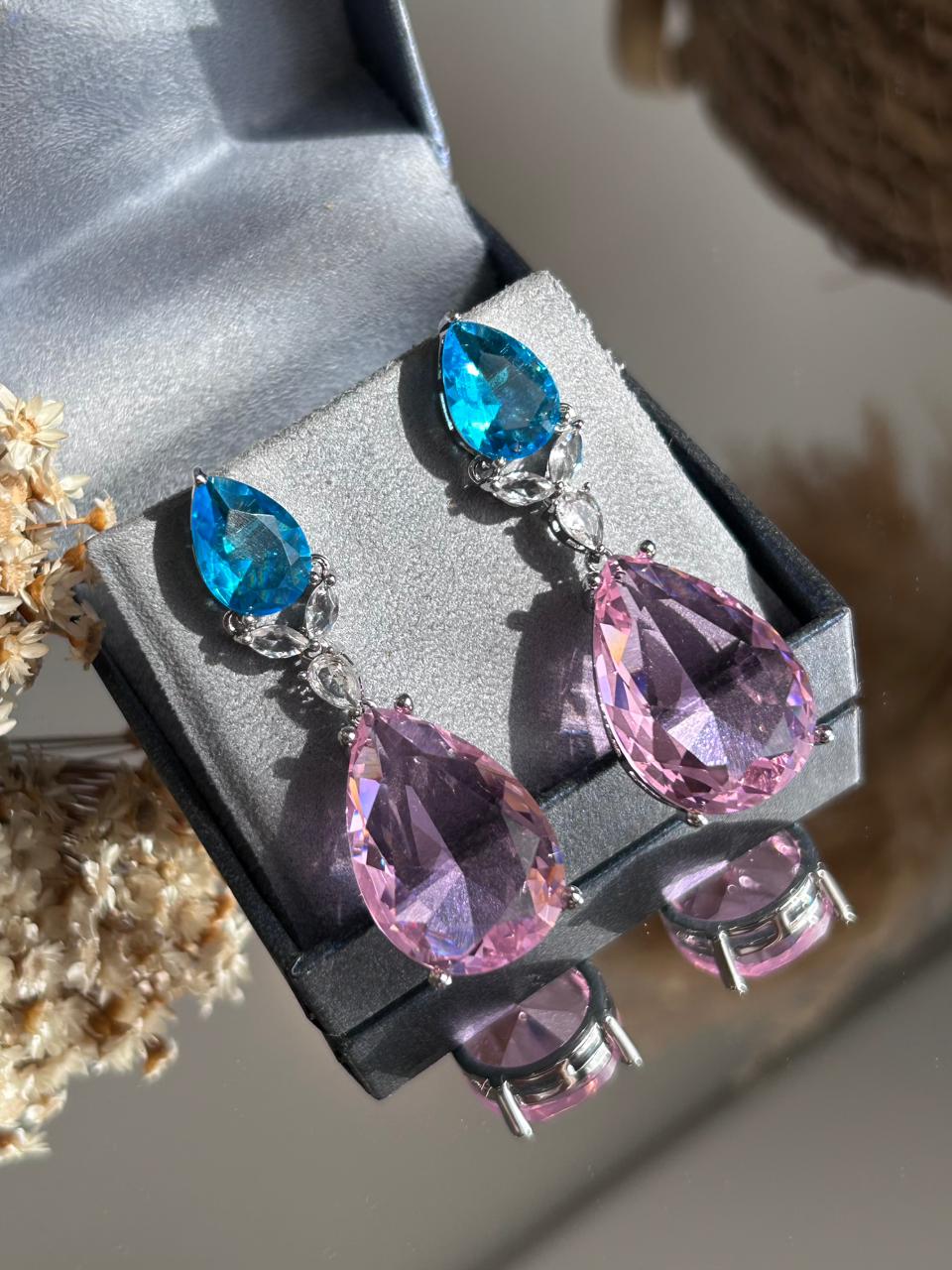 Brinco Duas Gotas Detalhada Água Marinha/Azul e Rosa