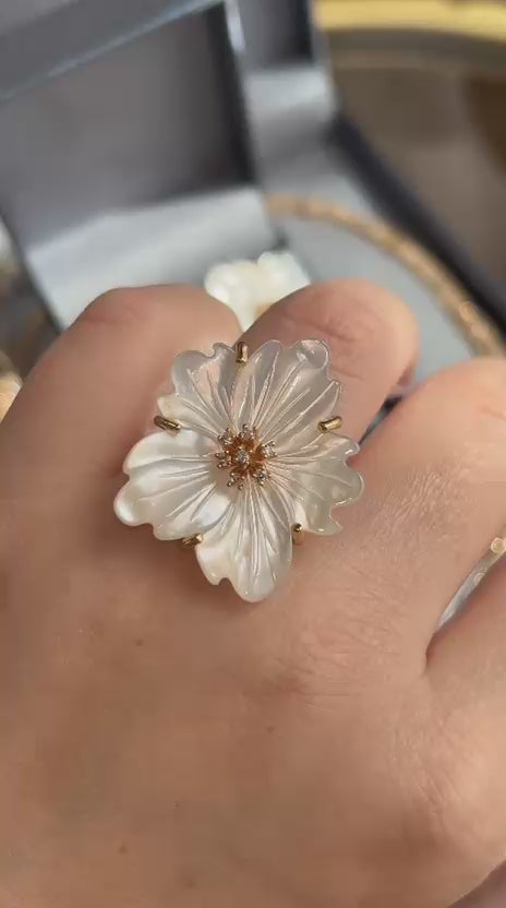 Conjunto Brinco e Anel Flor Madrepérola