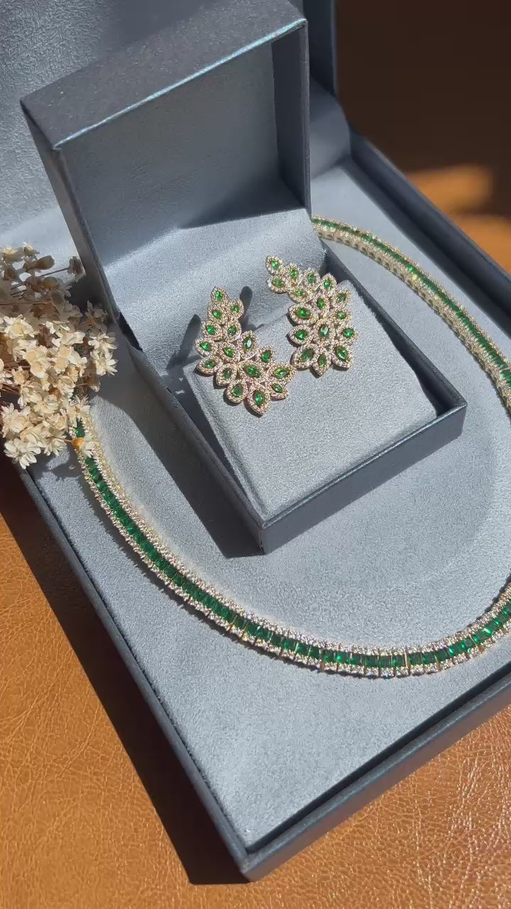 Colar Rivira Três Fileiras Baguetada Verde Esmeralda