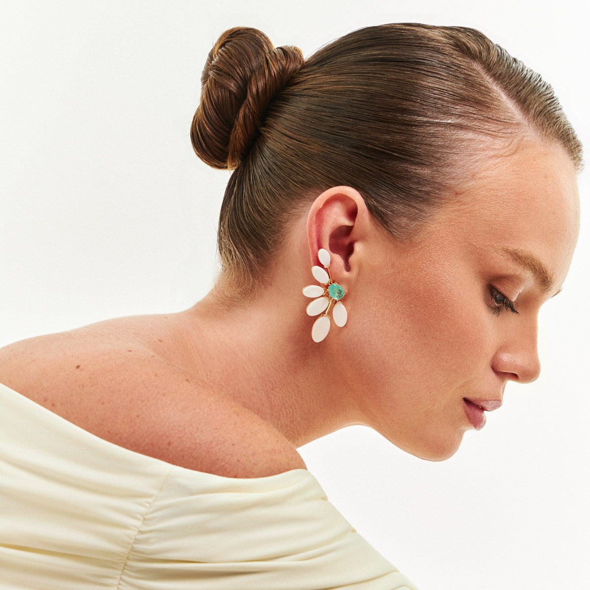 BRINCO EARCUFF MEIA FLOR MADREPÉROLA E TURMALINA BANHADO A OURO