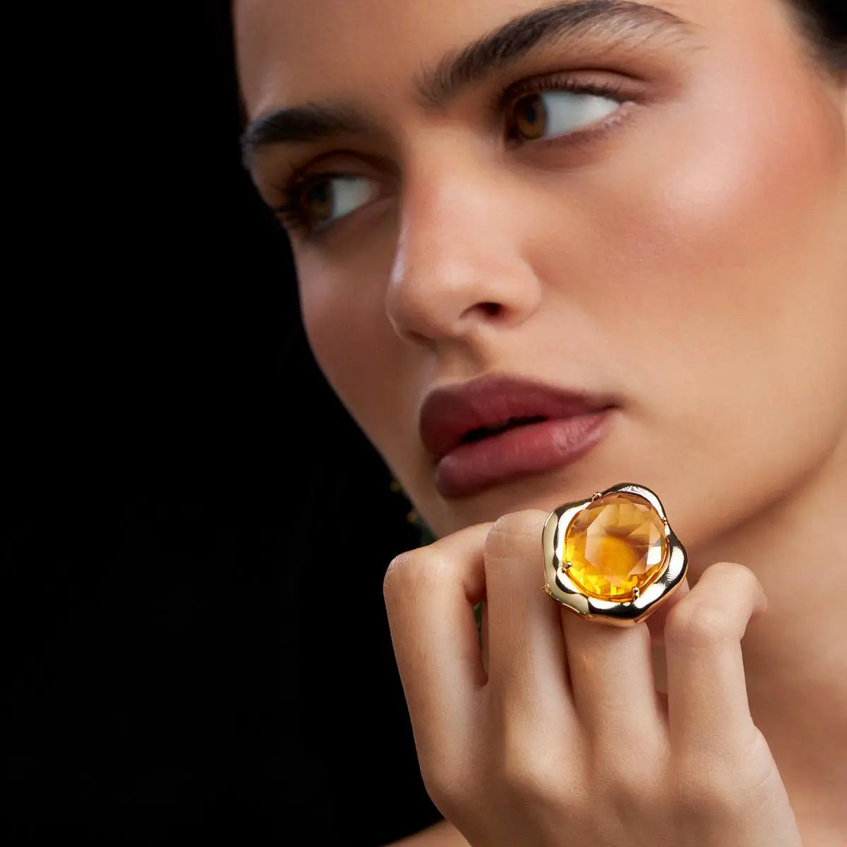 ANEL CURVO COM CRISTAL OVAL AMARELO