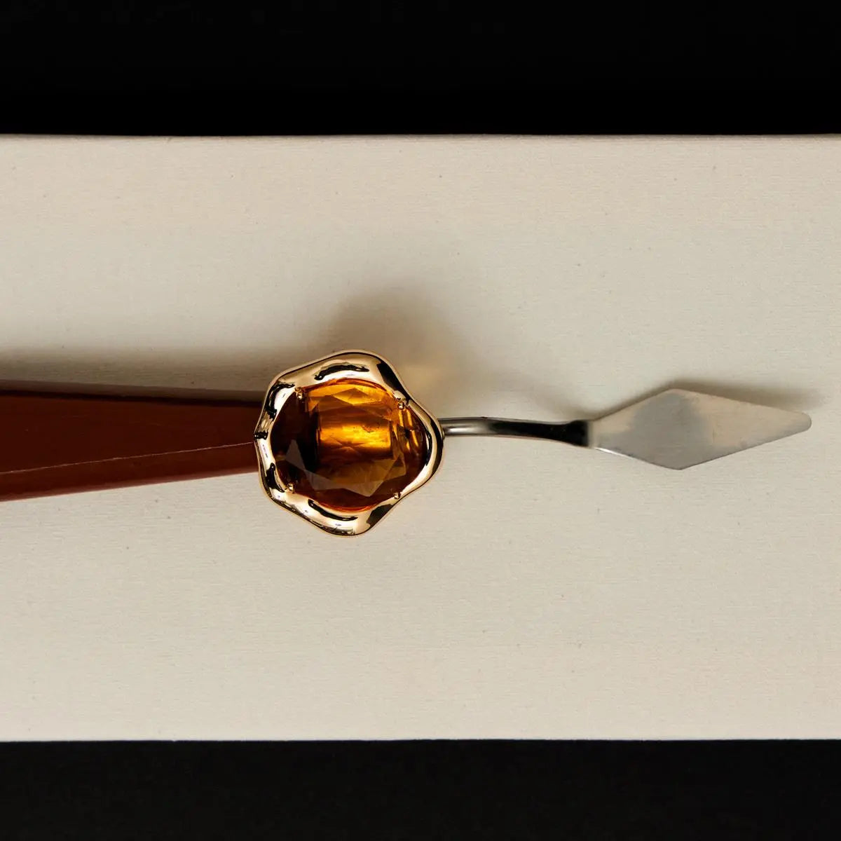 ANEL CURVO COM CRISTAL OVAL AMARELO
