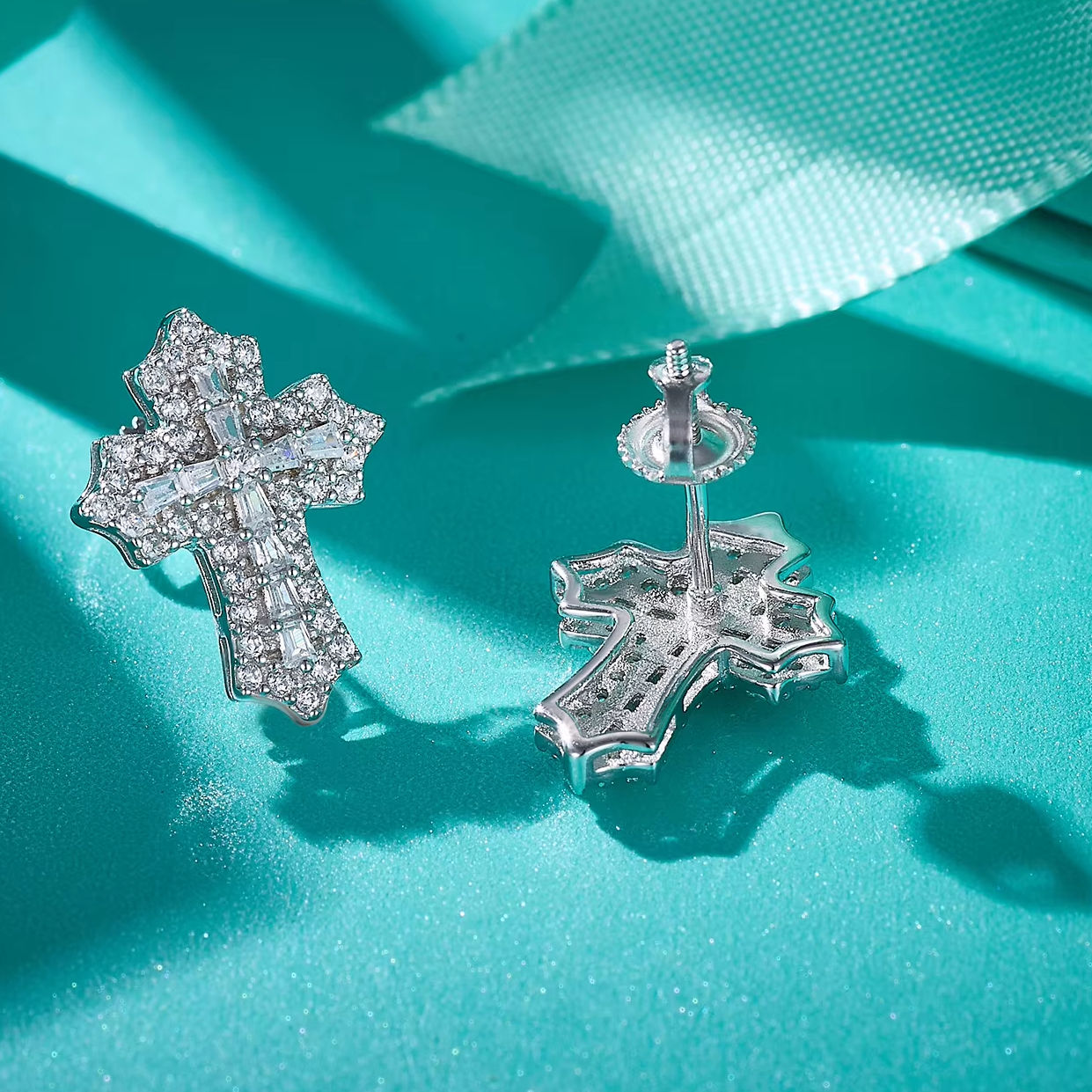 Brinco Crucifixo Moissanite 0,42CT