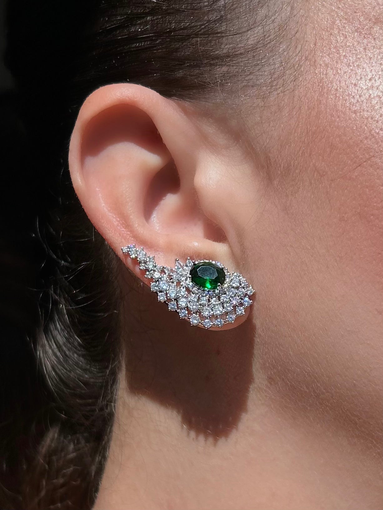 Brinco EarCuff Pedra Oval Verde Esmeralda