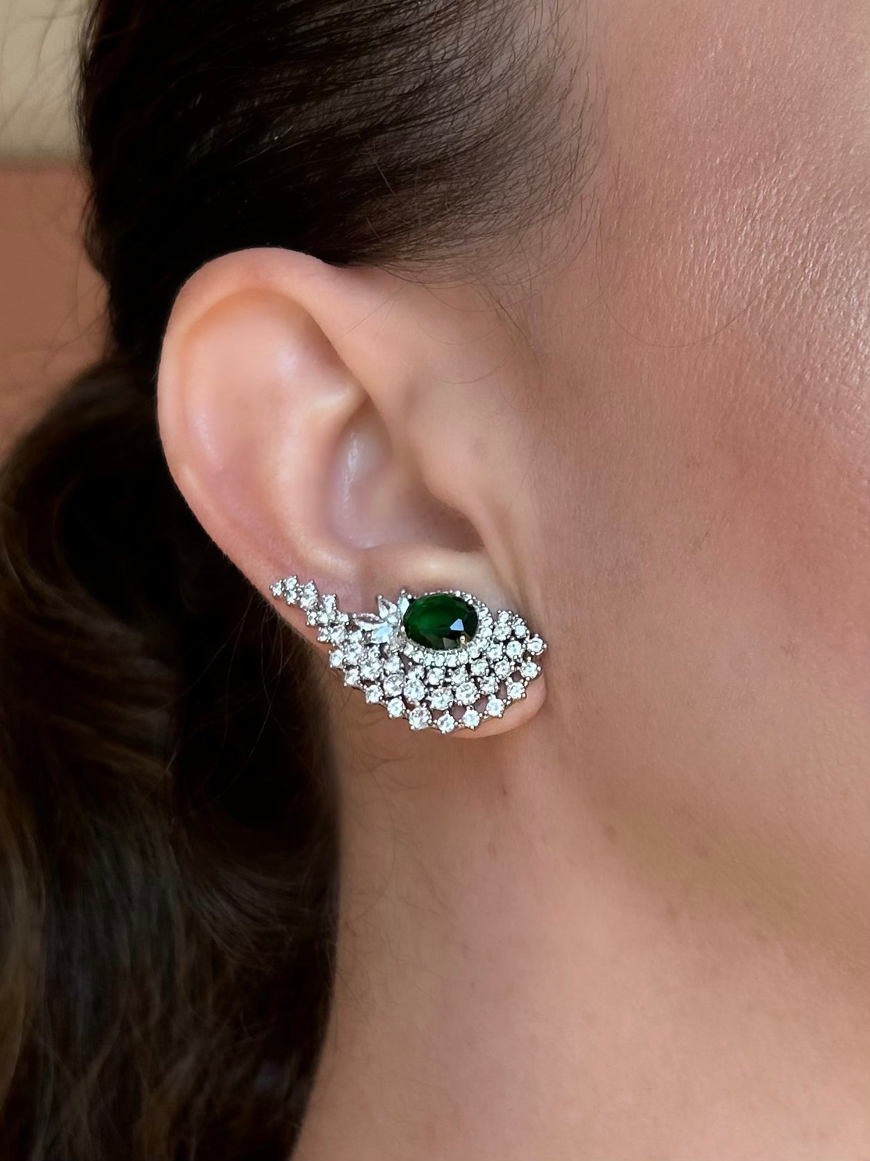 Brinco EarCuff Pedra Oval Verde Esmeralda
