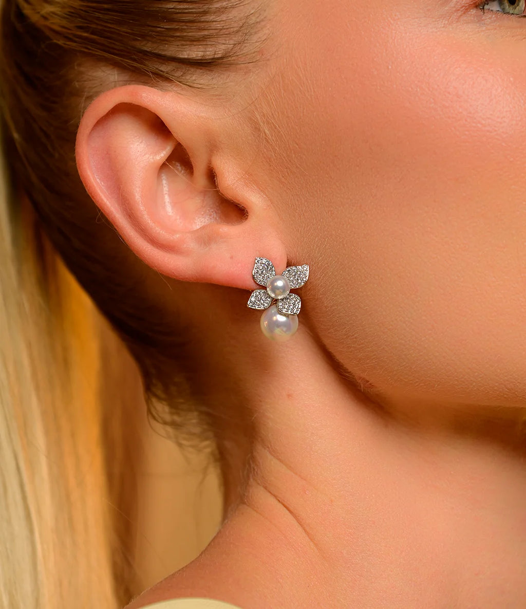 Brinco Camélia Detalhes Pérola