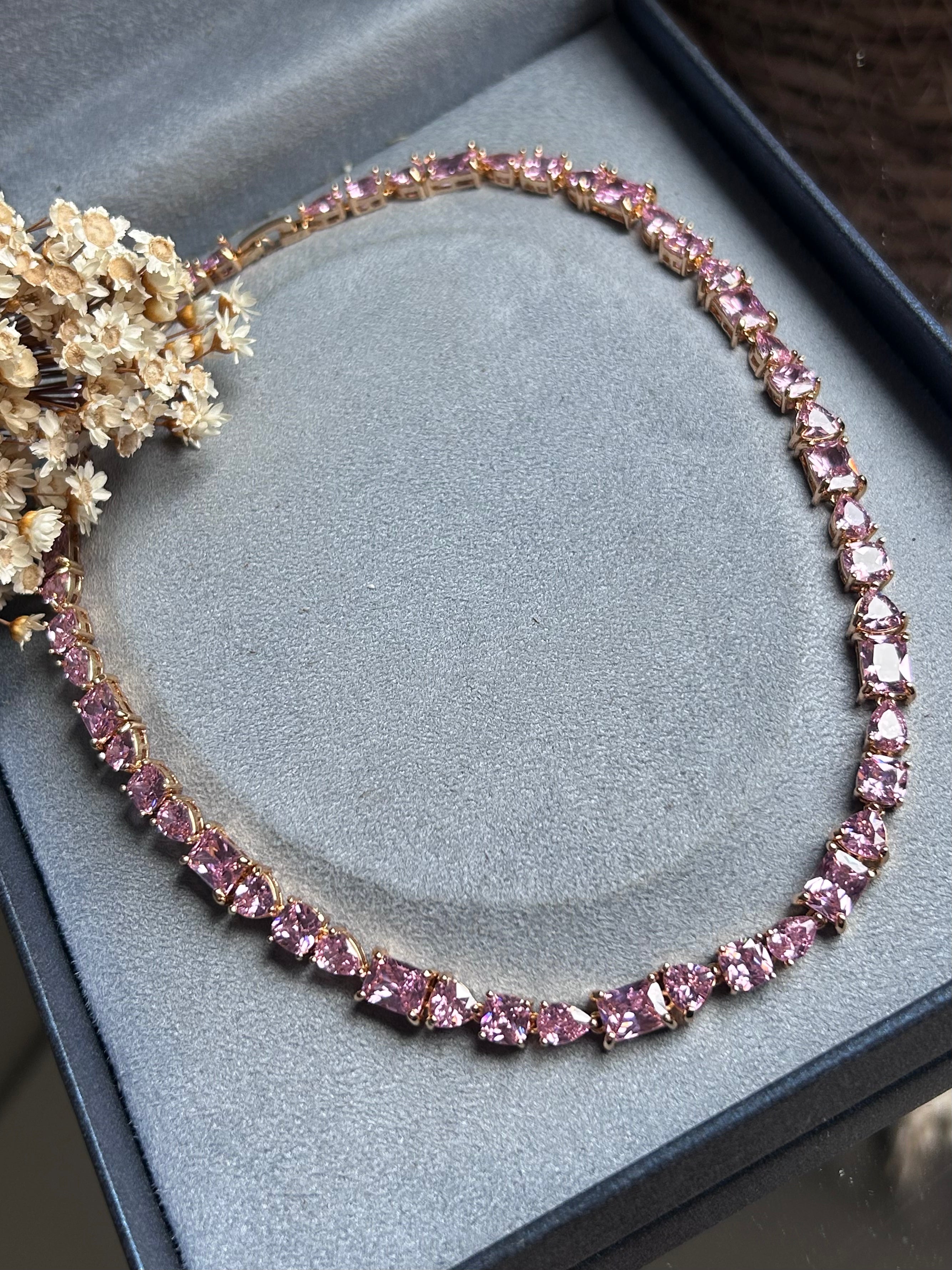 Colar Riviera Cassia Kunzita Rosa Dourado