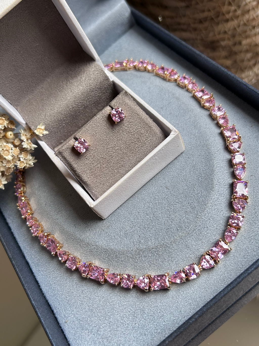 Brinco Solitário Quadrado Kunzita Rosa