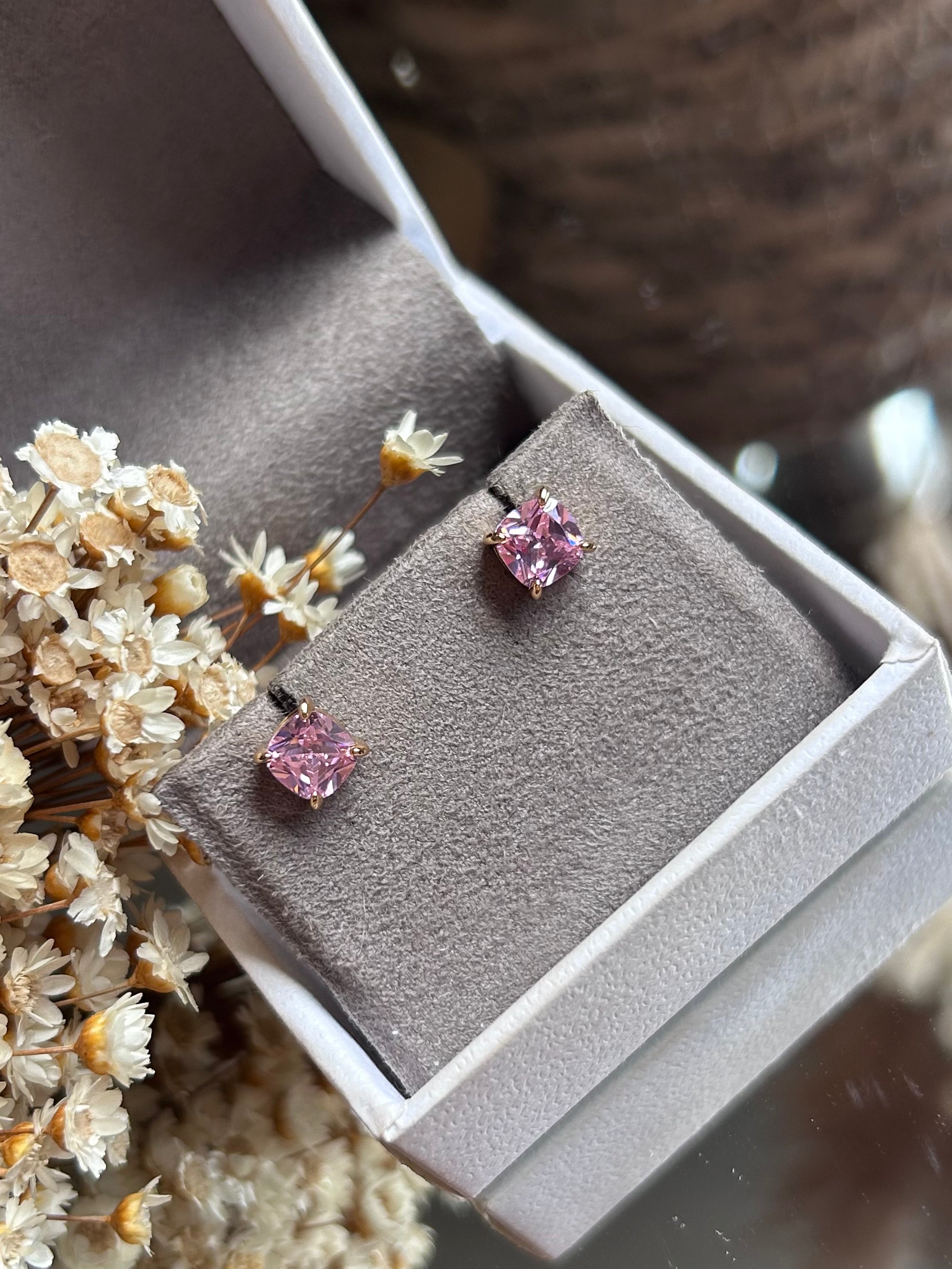 Brinco Solitário Quadrado Kunzita Rosa