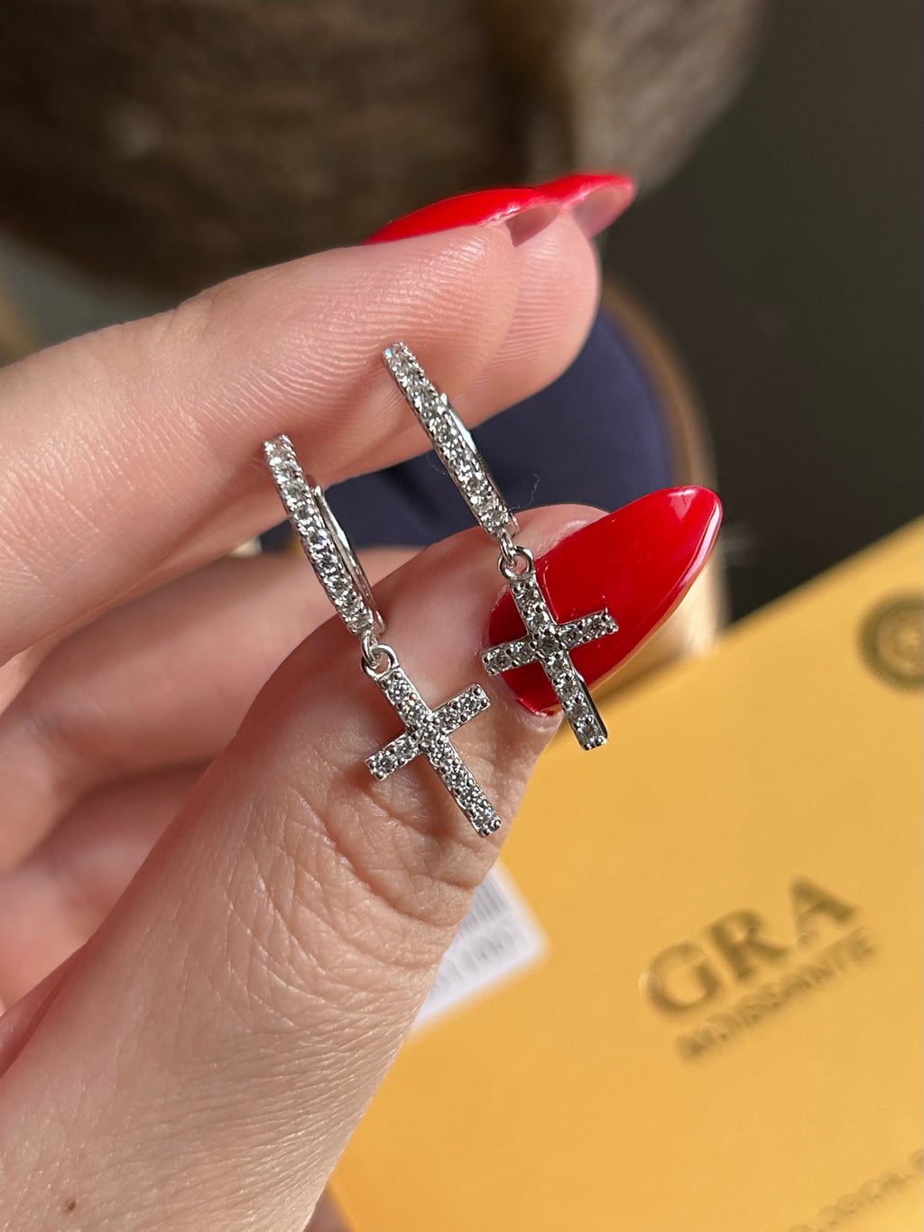 Brinco Agola Pingente Cruz Moissanite 0,57ct