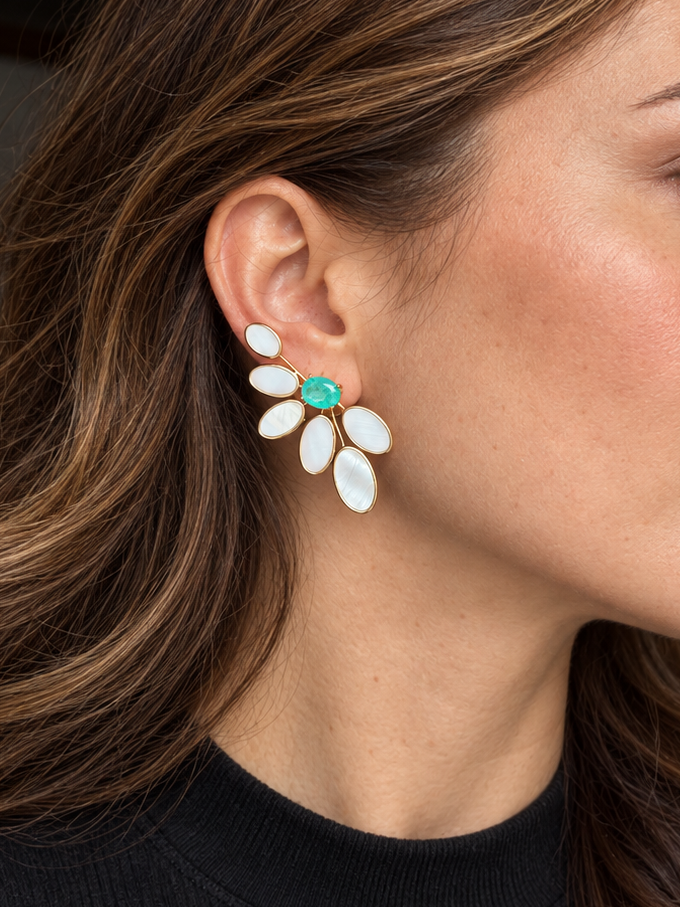 BRINCO EARCUFF MEIA FLOR MADREPÉROLA E TURMALINA BANHADO A OURO