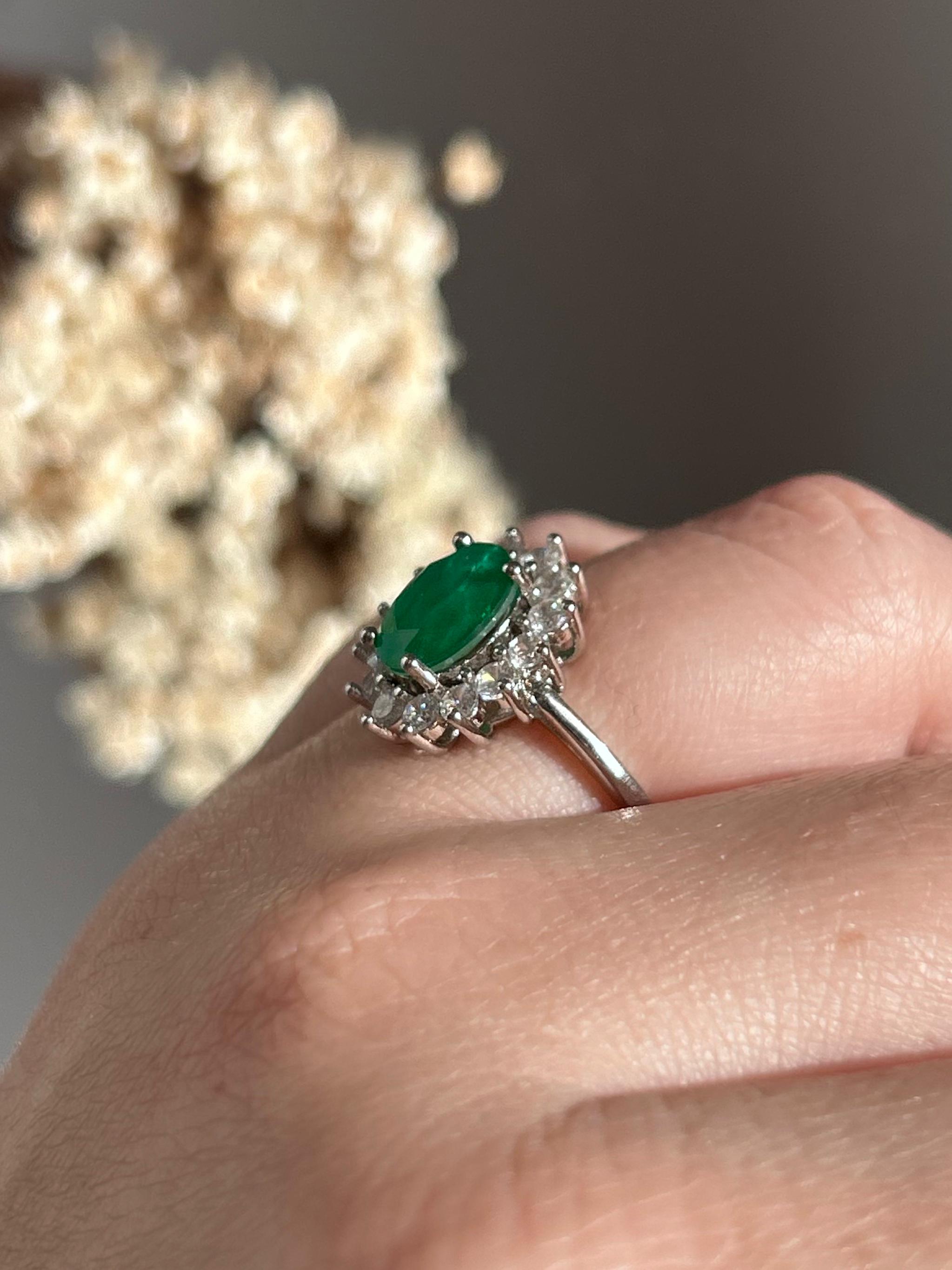 Anel Oval Verde Esmeralda Cravação Princesa