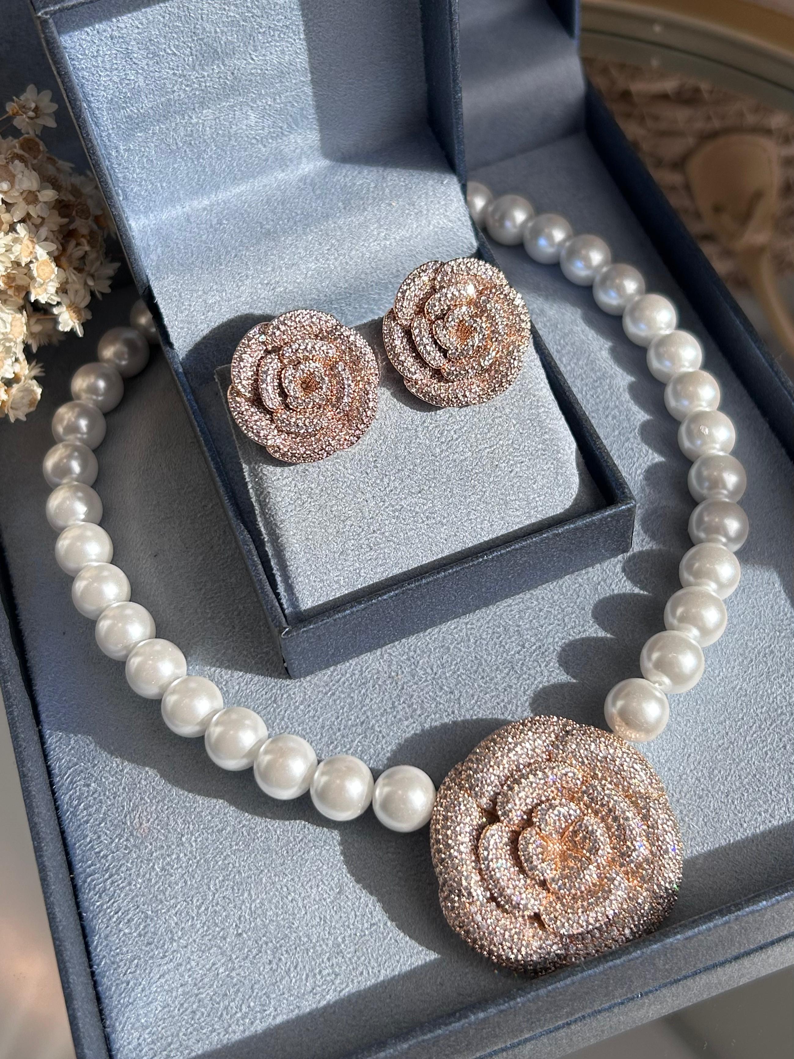 Conjunto Brinco e Colar Camélia Pérola Shell