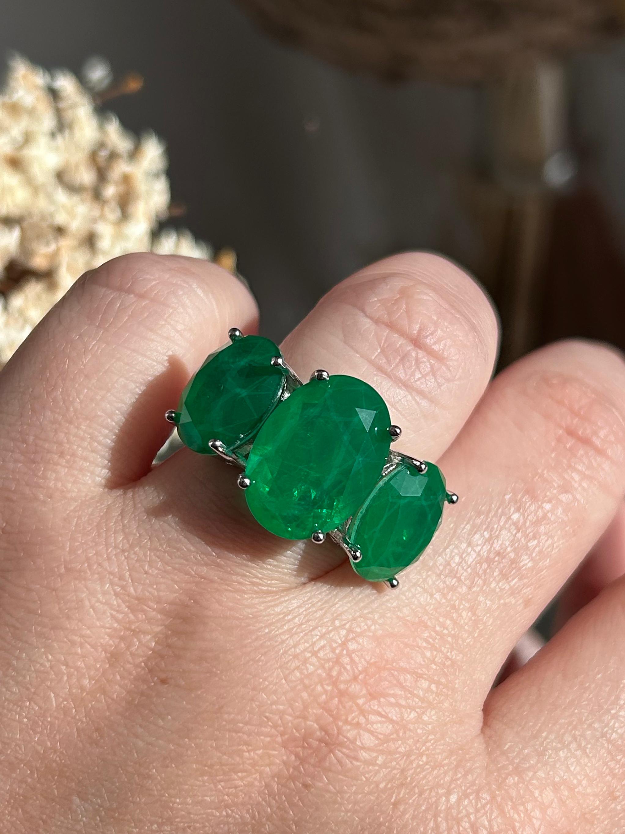 Anel Três Pedras Ovais Verde Esmeralda Ajustável