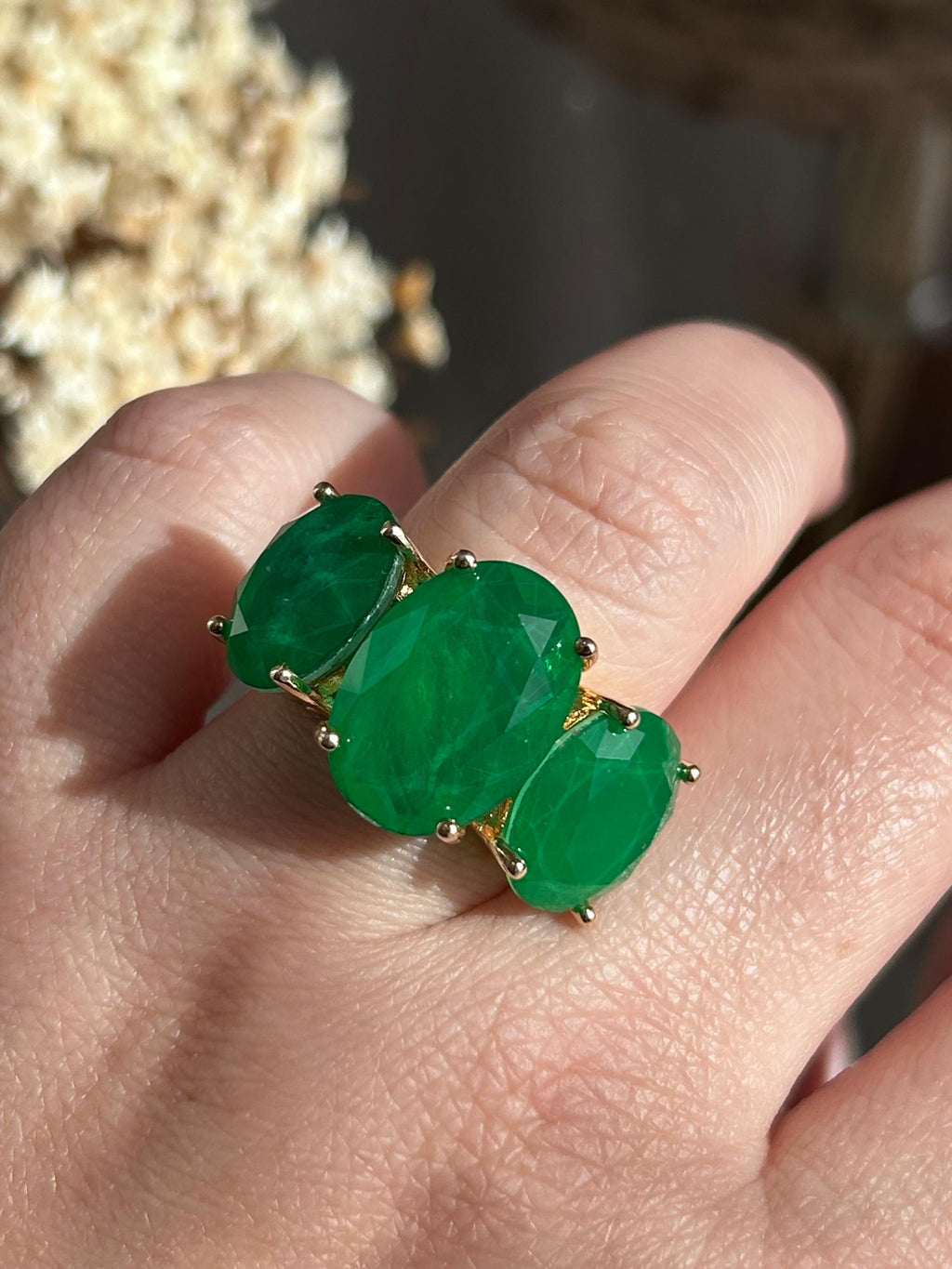 Anel Três Pedras Ovais Verde Esmeralda Ajustável Dourado