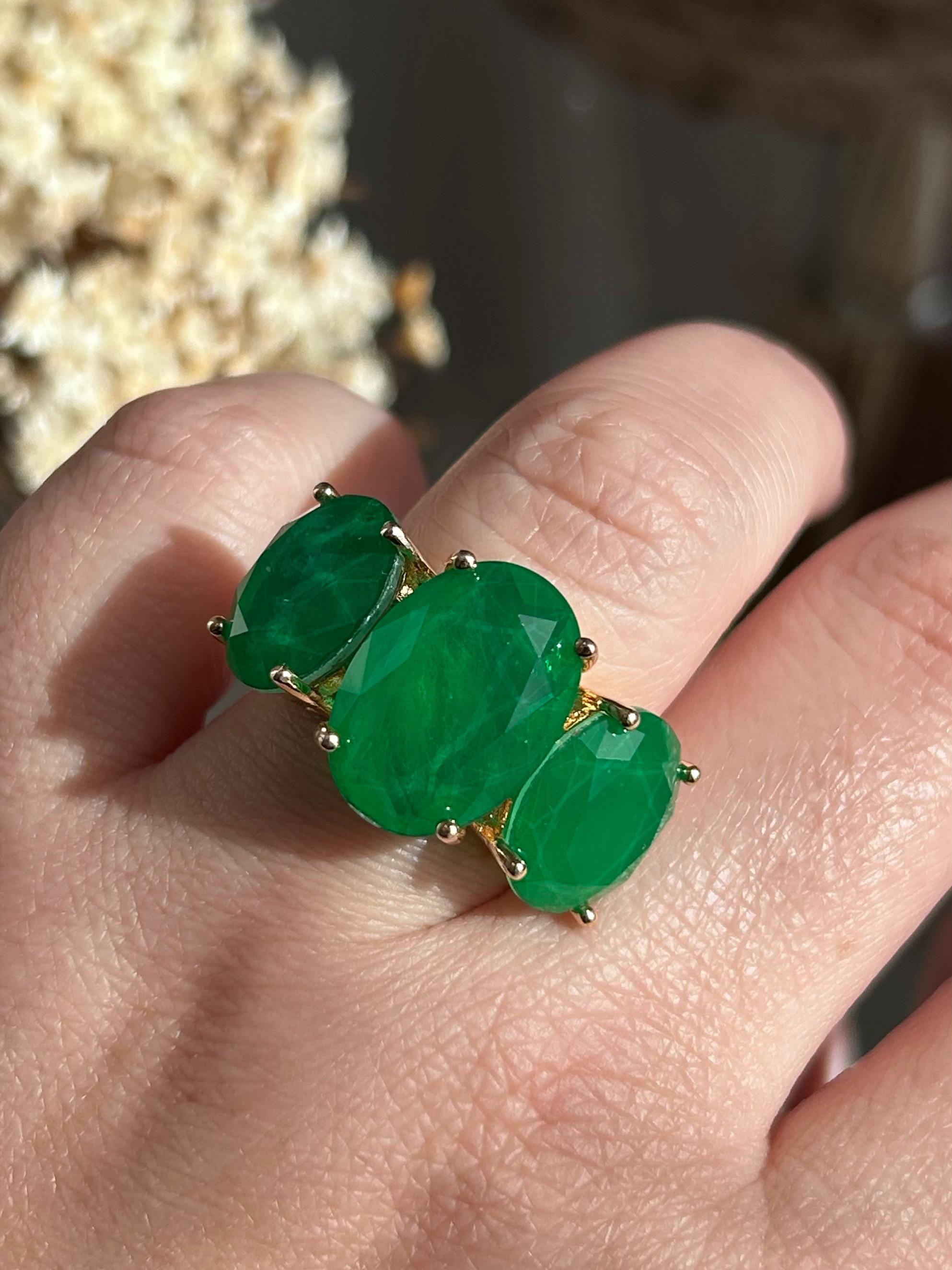 Anel Três Pedras Ovais Verde Esmeralda Ajustável Dourado