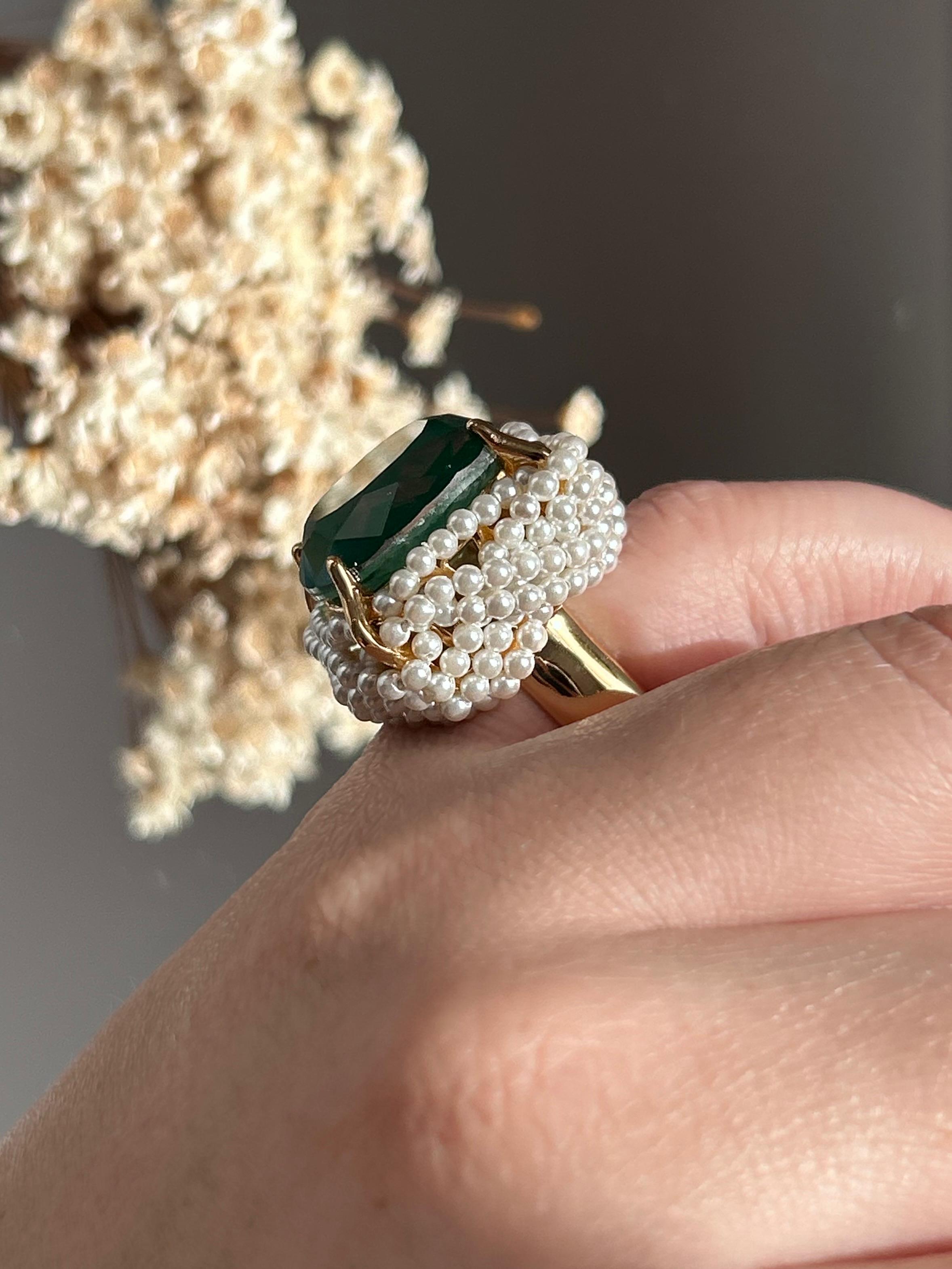 Anel Verde Esmeralda Detalhes Pérola Dourado