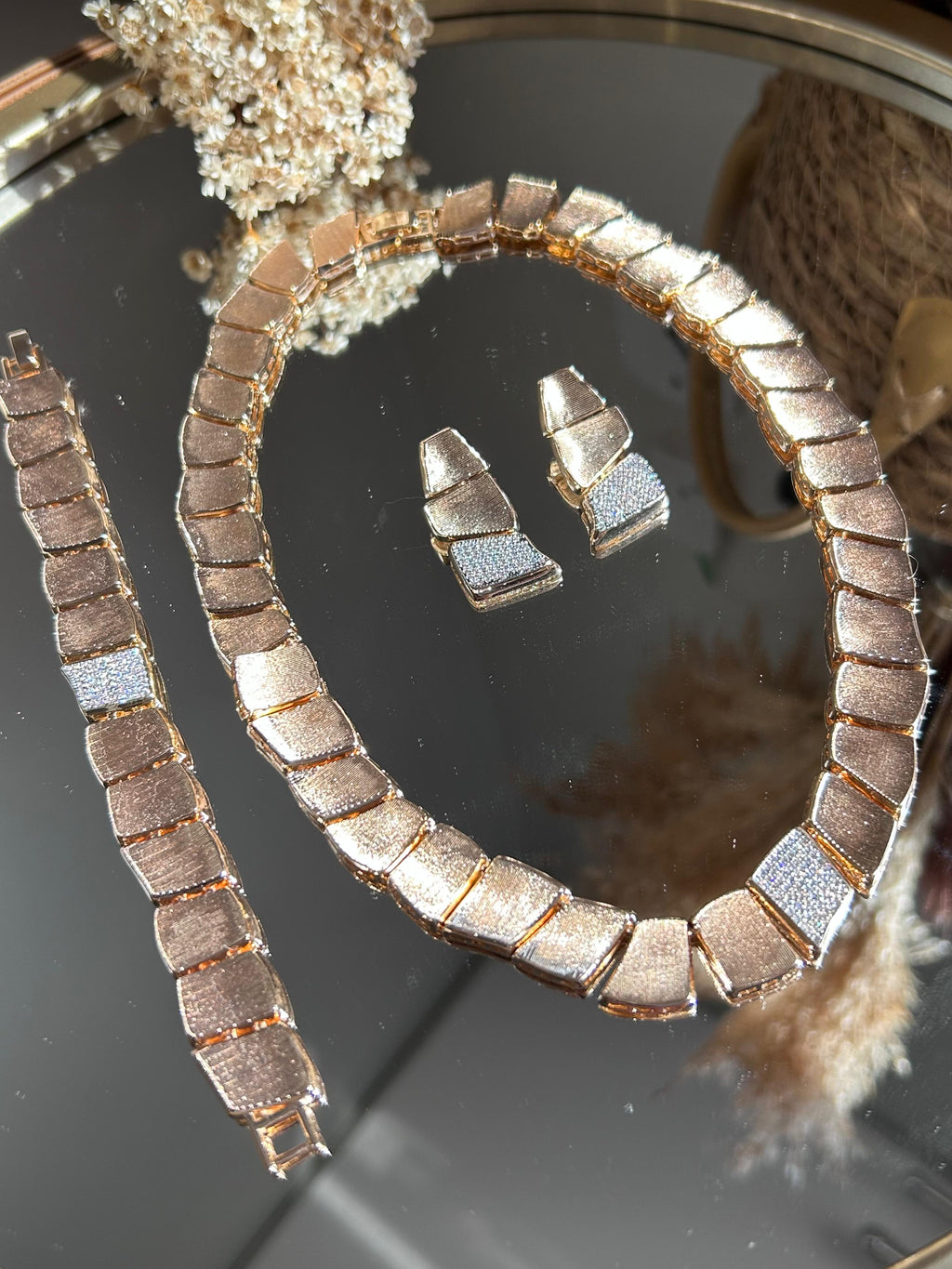 Conjunto Brinco, Colar e Pulseira Texturizado Dourado