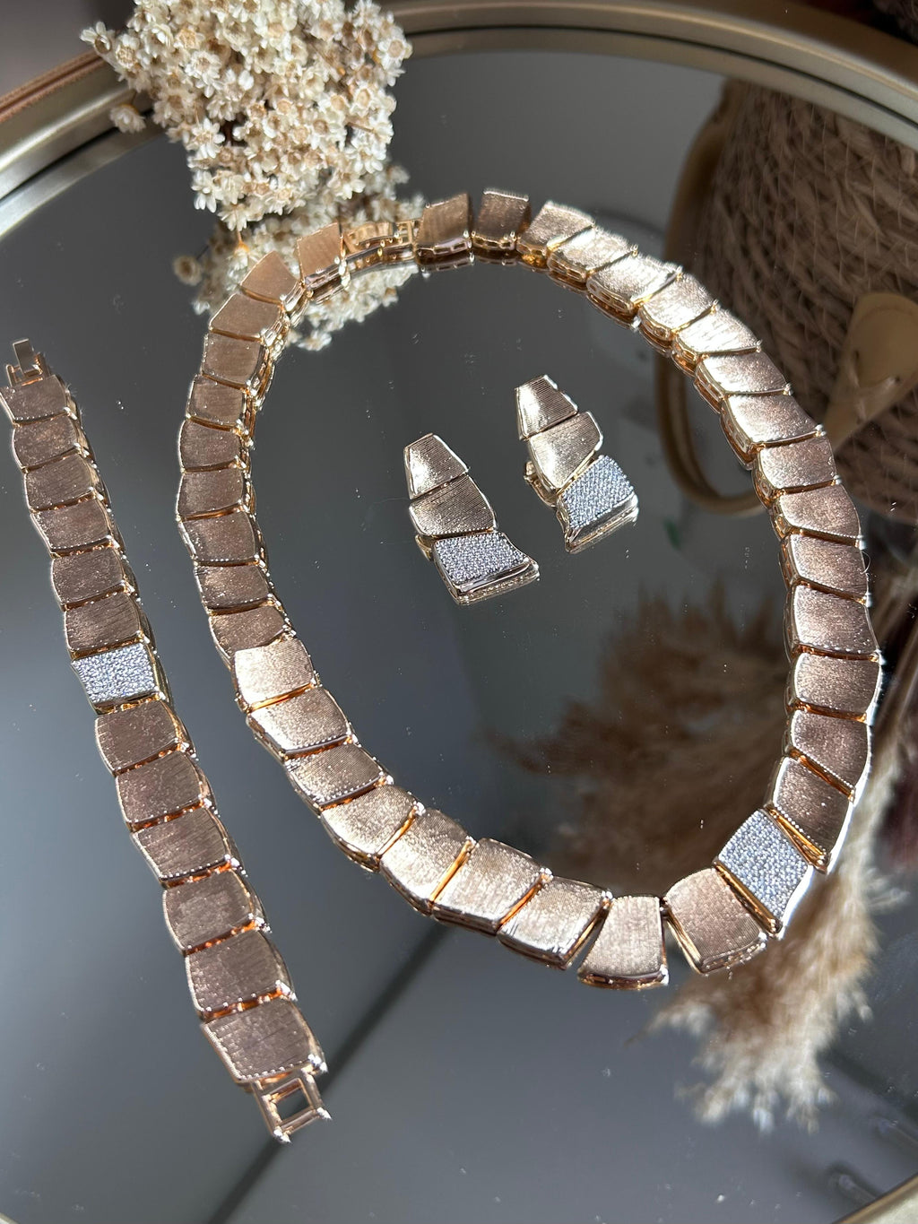 Conjunto Brinco, Colar e Pulseira Texturizado Dourado