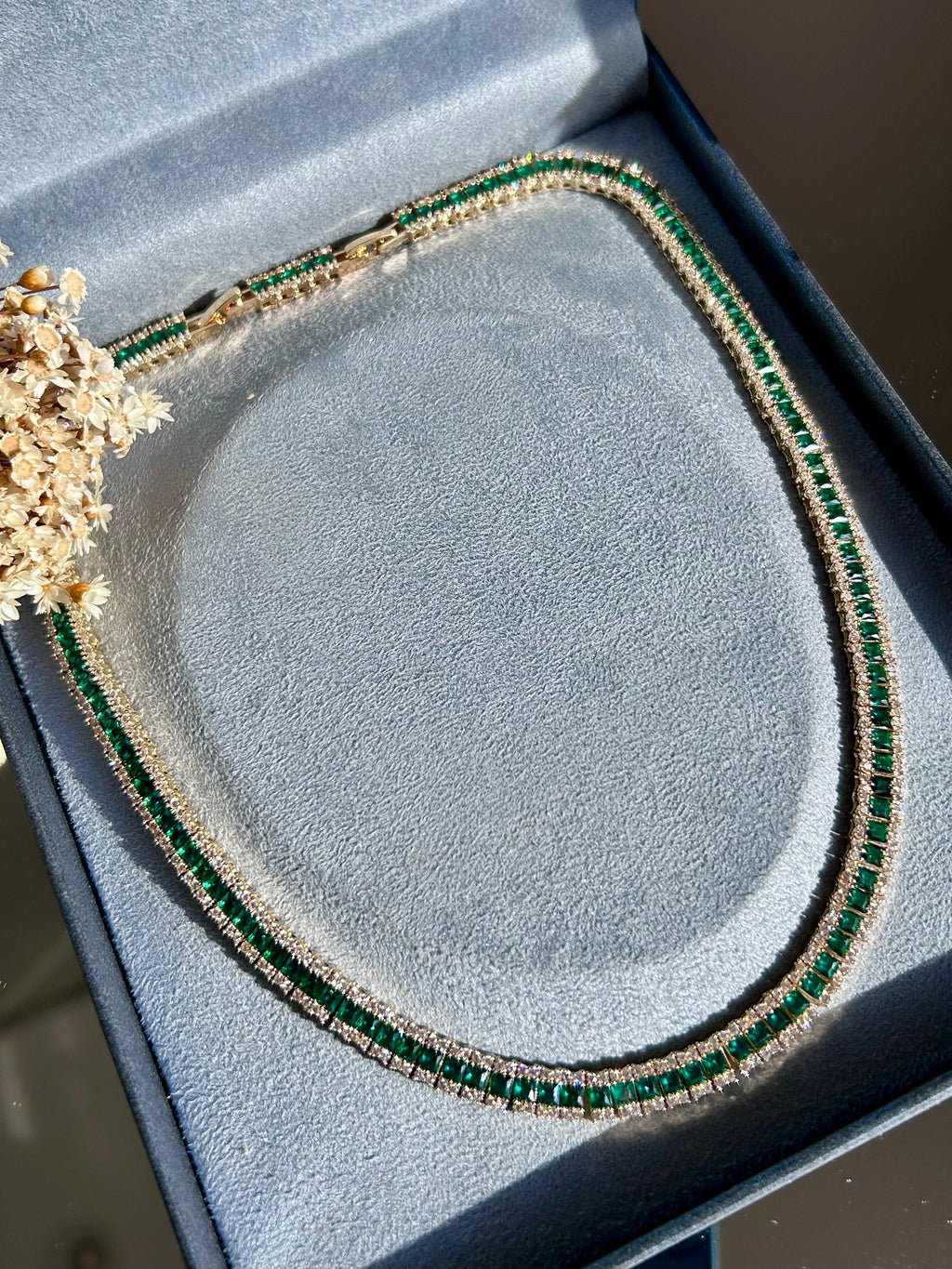 Colar Rivira Três Fileiras Baguetada Verde Esmeralda