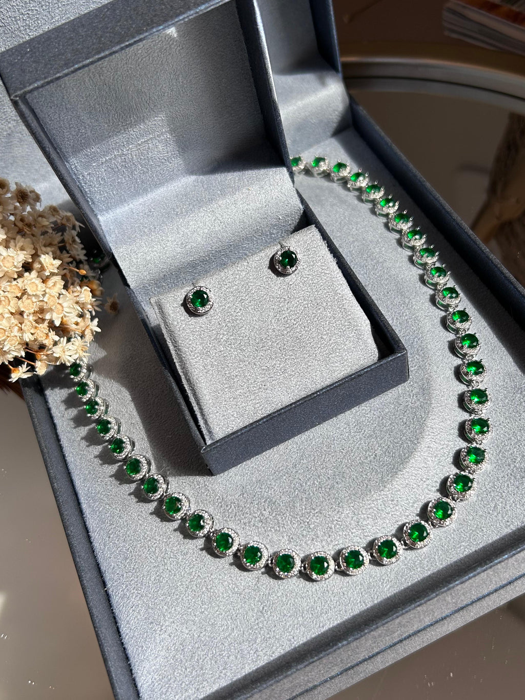 Conjunto Brinco e Colar Riviera Pedras Redondas Verde Emeralda