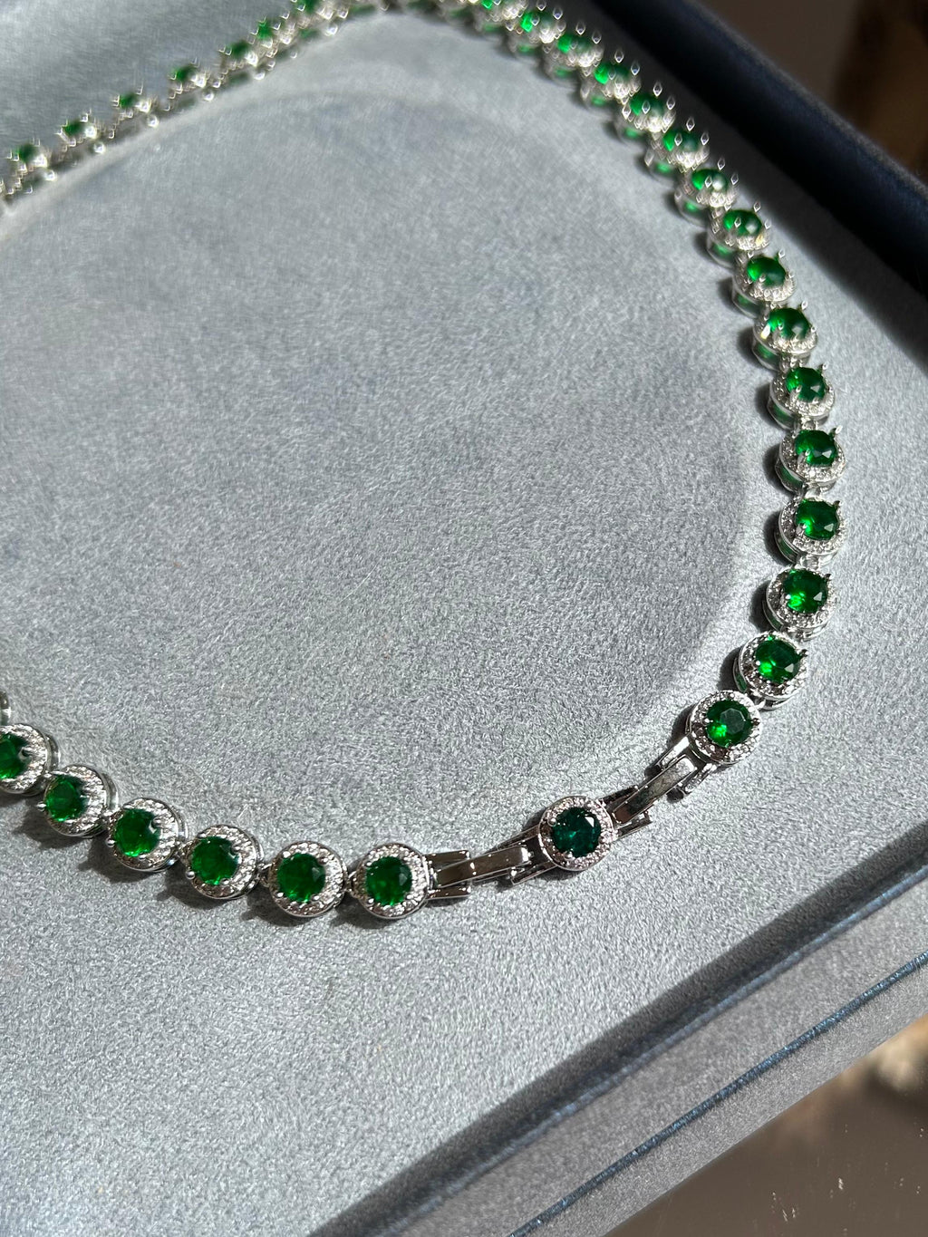 Conjunto Brinco e Colar Riviera Pedras Redondas Verde Emeralda