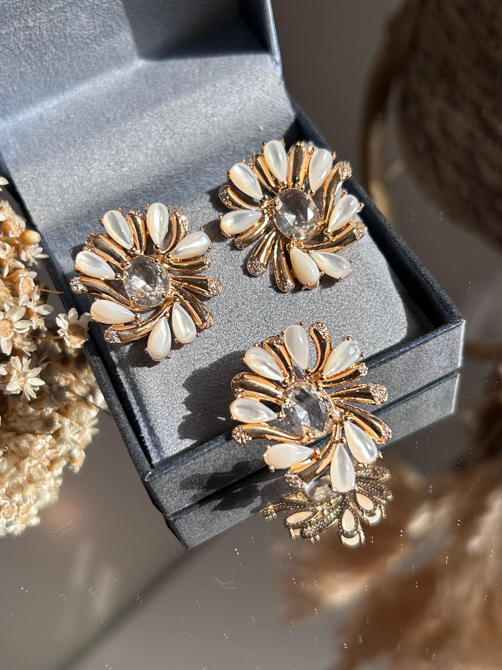 Conjunto de Brinco e Pingente Branco Olho de Gato