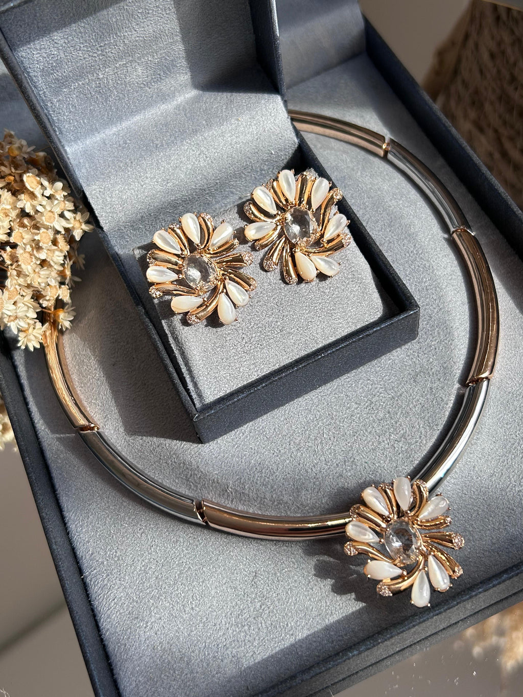 Conjunto de Brinco e Pingente Branco Olho de Gato