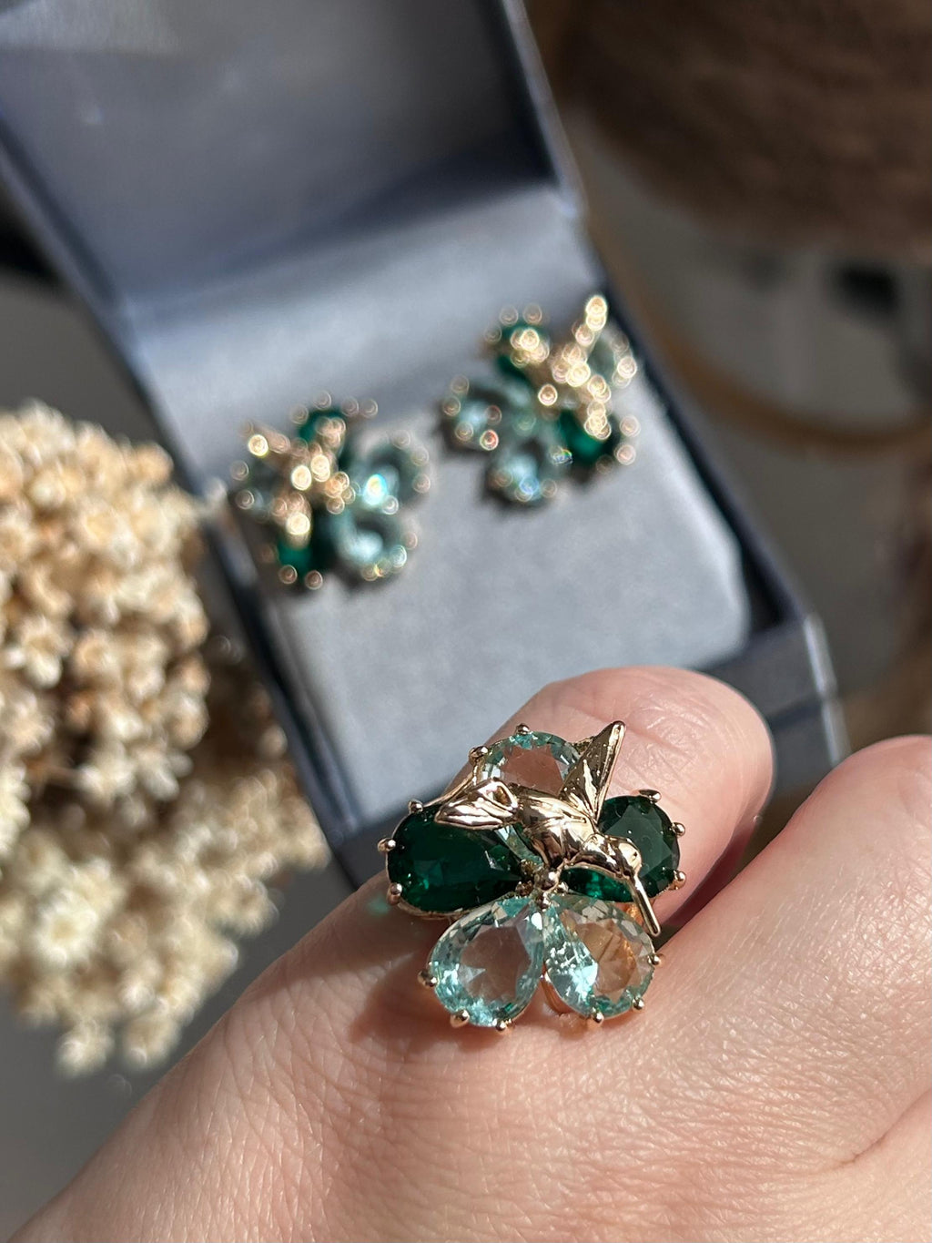 Conjunto Brinco e Anel Beija Flor Esmeralda e Água Marinha