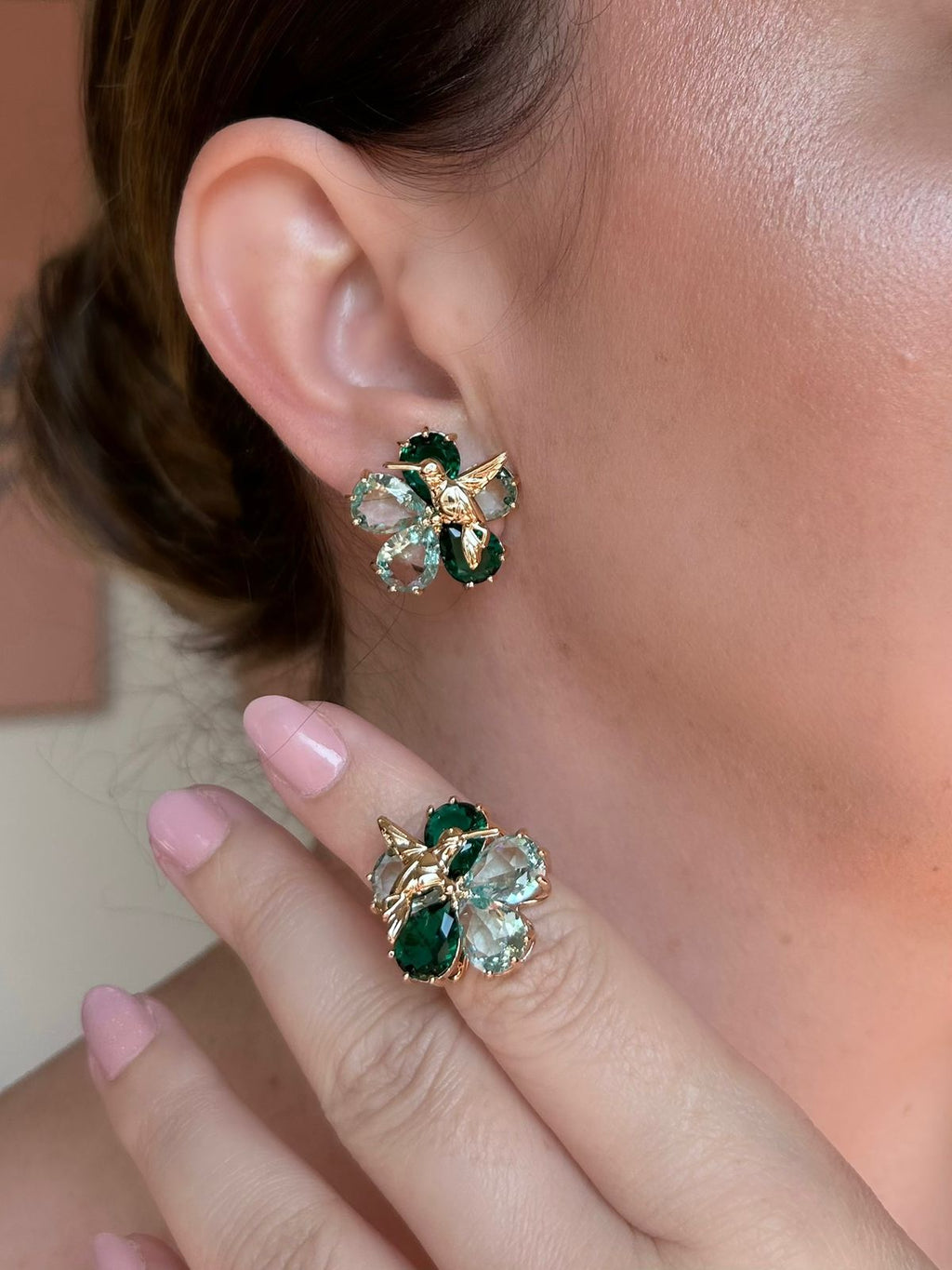 Conjunto Brinco e Anel Beija Flor Esmeralda e Água Marinha