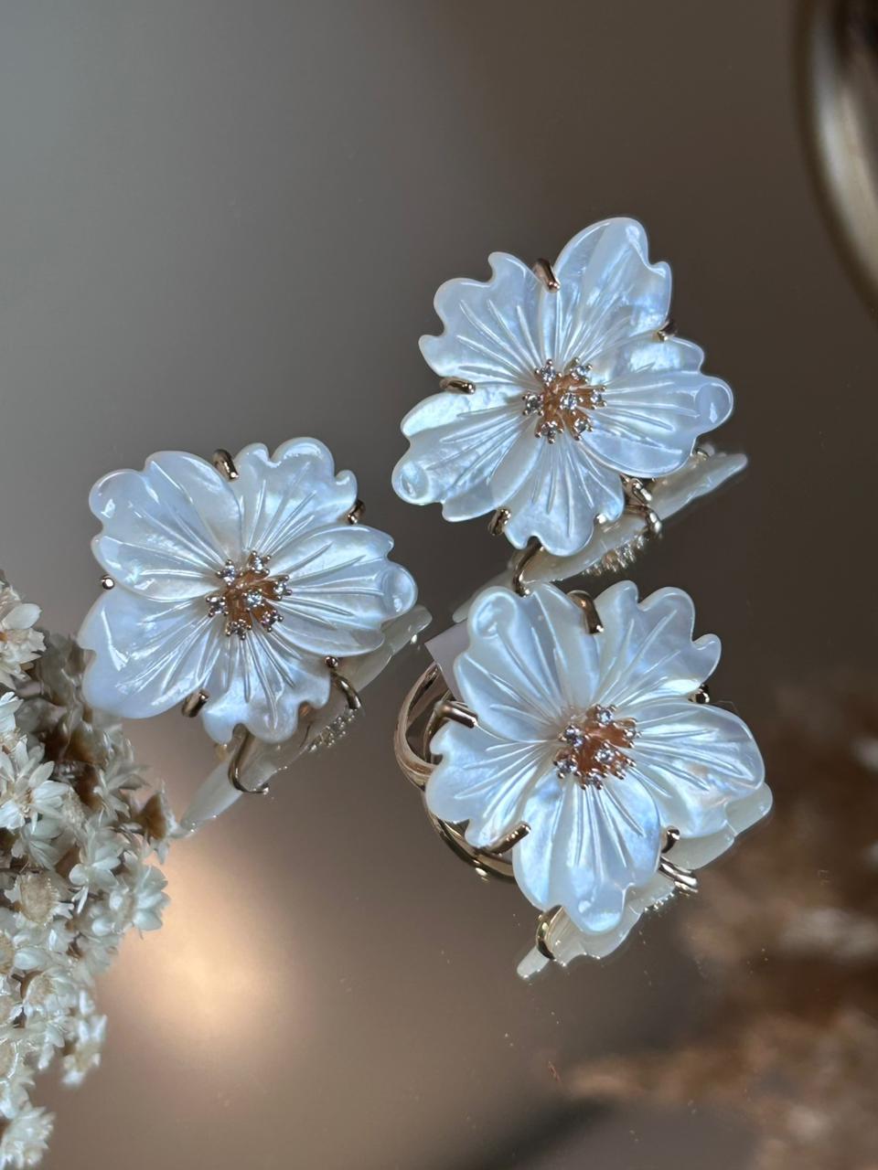 Conjunto Brinco e Anel Flor Madrepérola