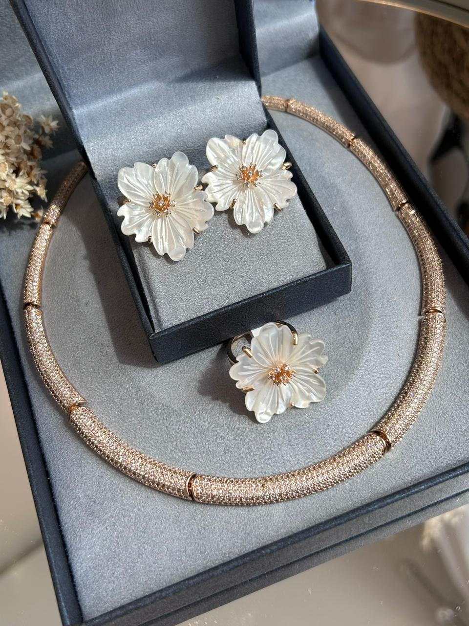 Conjunto Brinco e Anel Flor Madrepérola