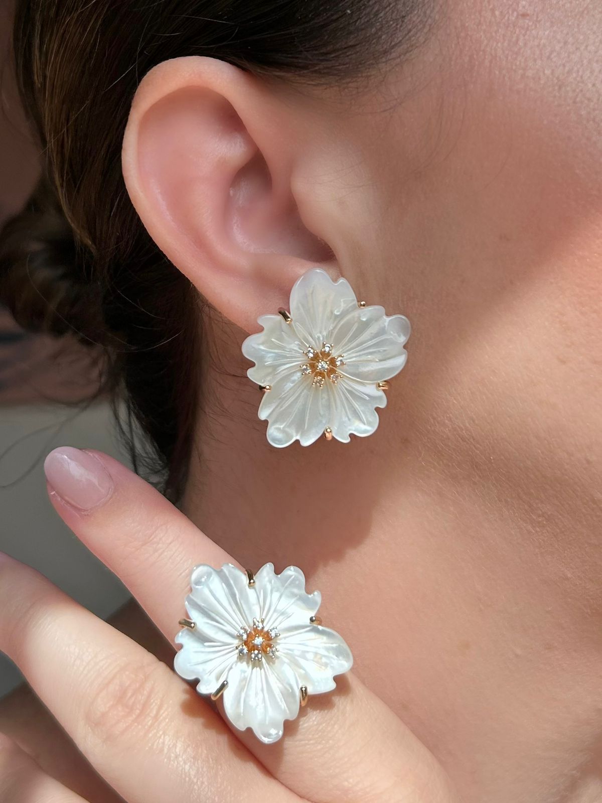 Conjunto Brinco e Anel Flor Madrepérola