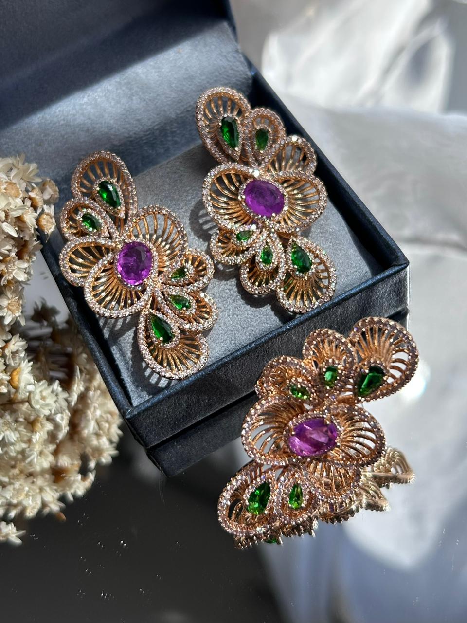 Conjunto Brinco e Anel Camadas Fucsia com Verde Emeralda