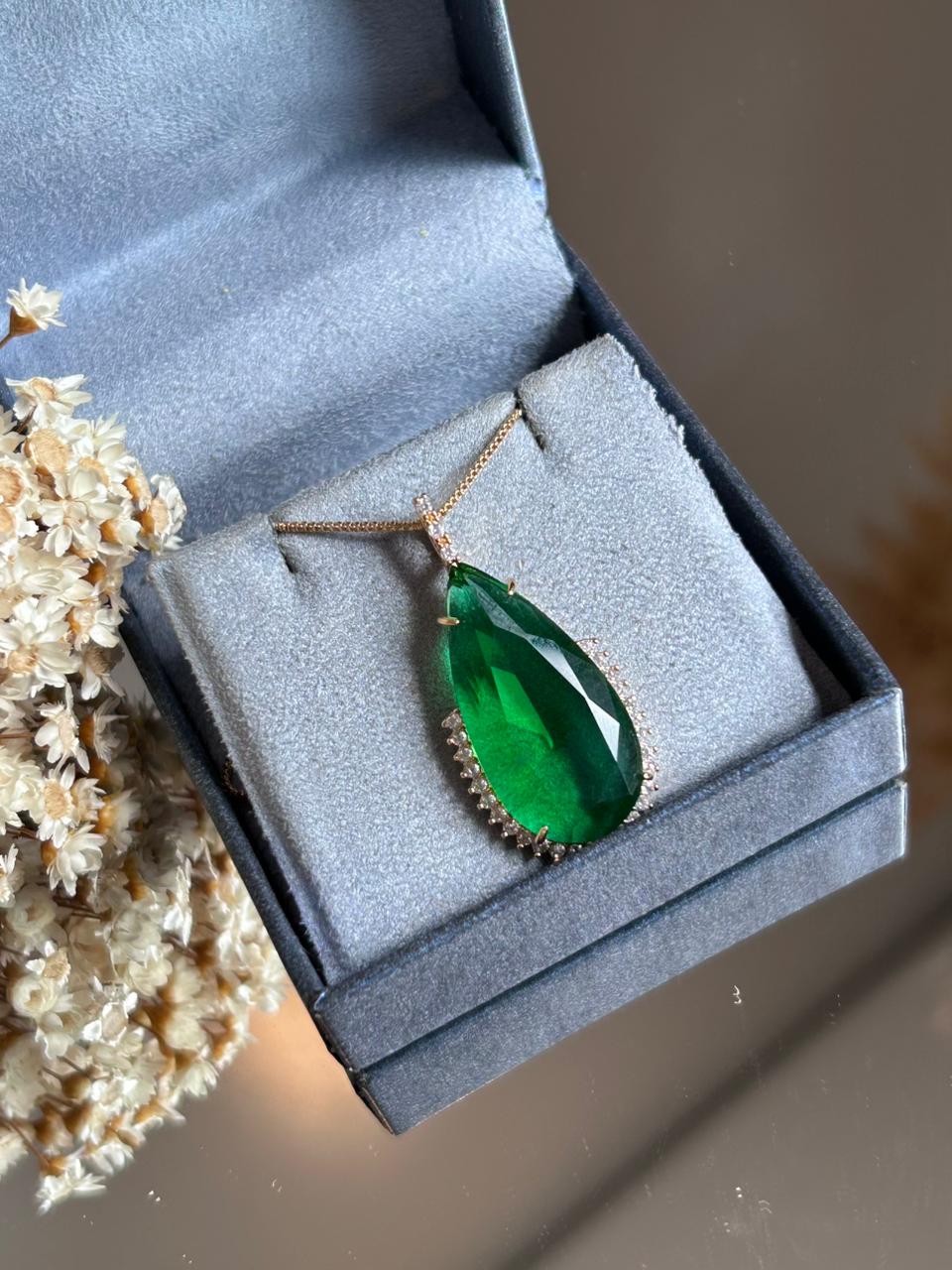 Colar Gota Verde Esmeralda