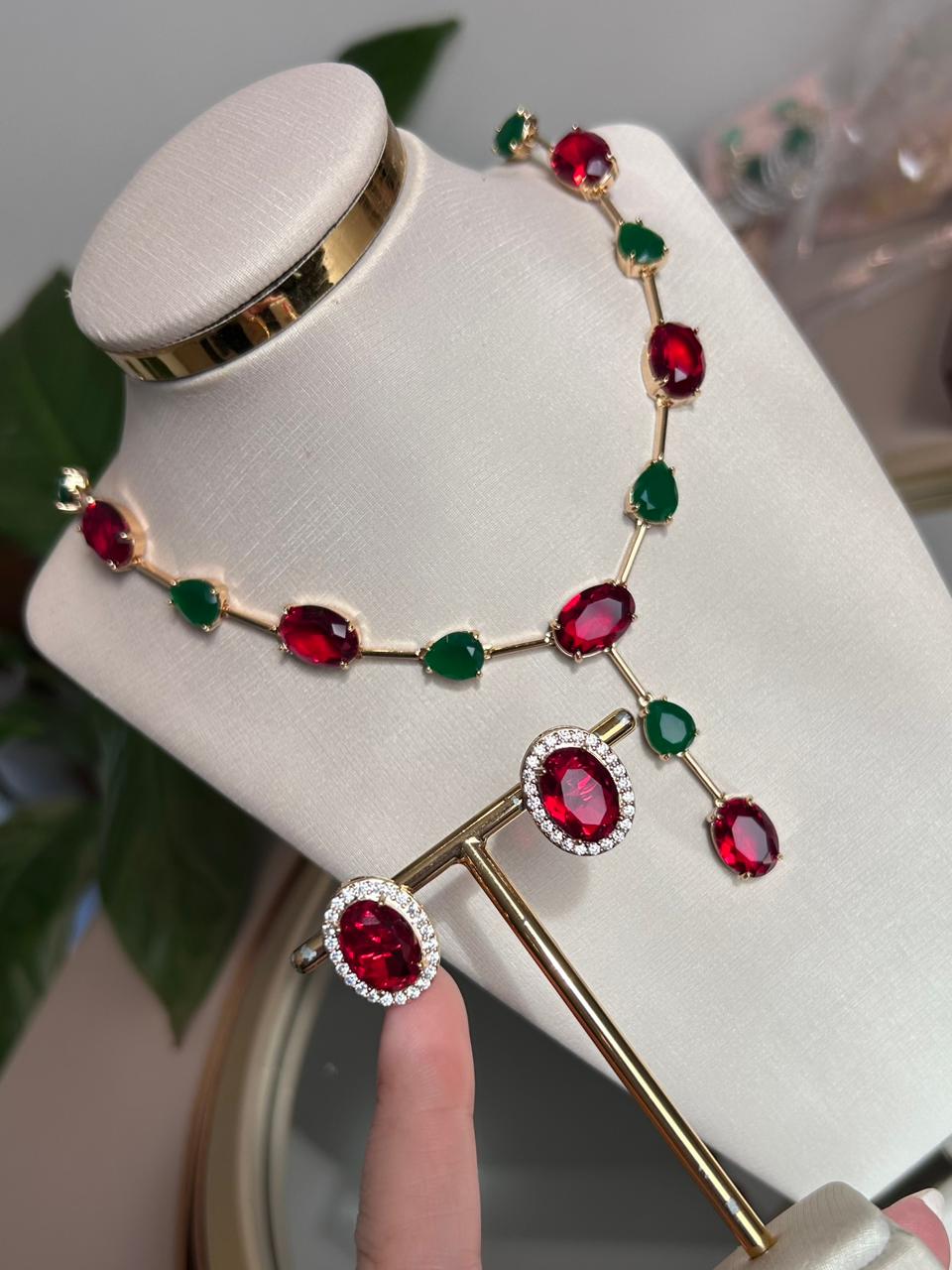 Conjunto Brinco e Colar Sofie Verde Esmeralda e Rubi